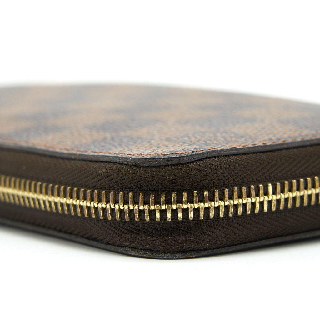 louis-vuitton-zippy-wallet-in-damier-ebene