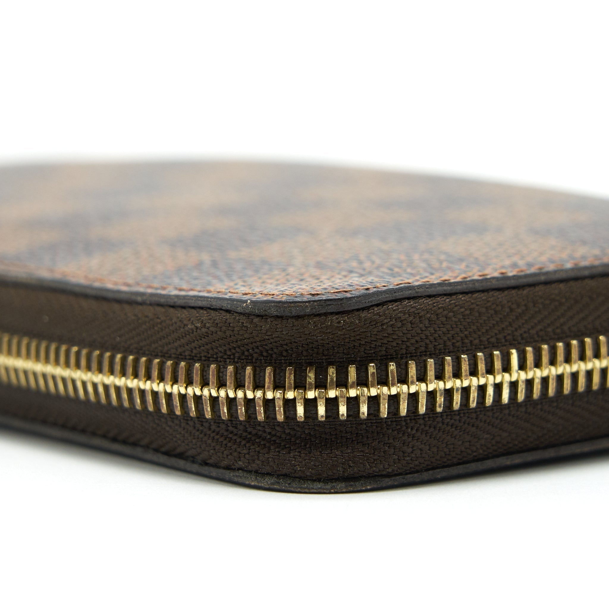 louis-vuitton-zippy-wallet-in-damier-ebene