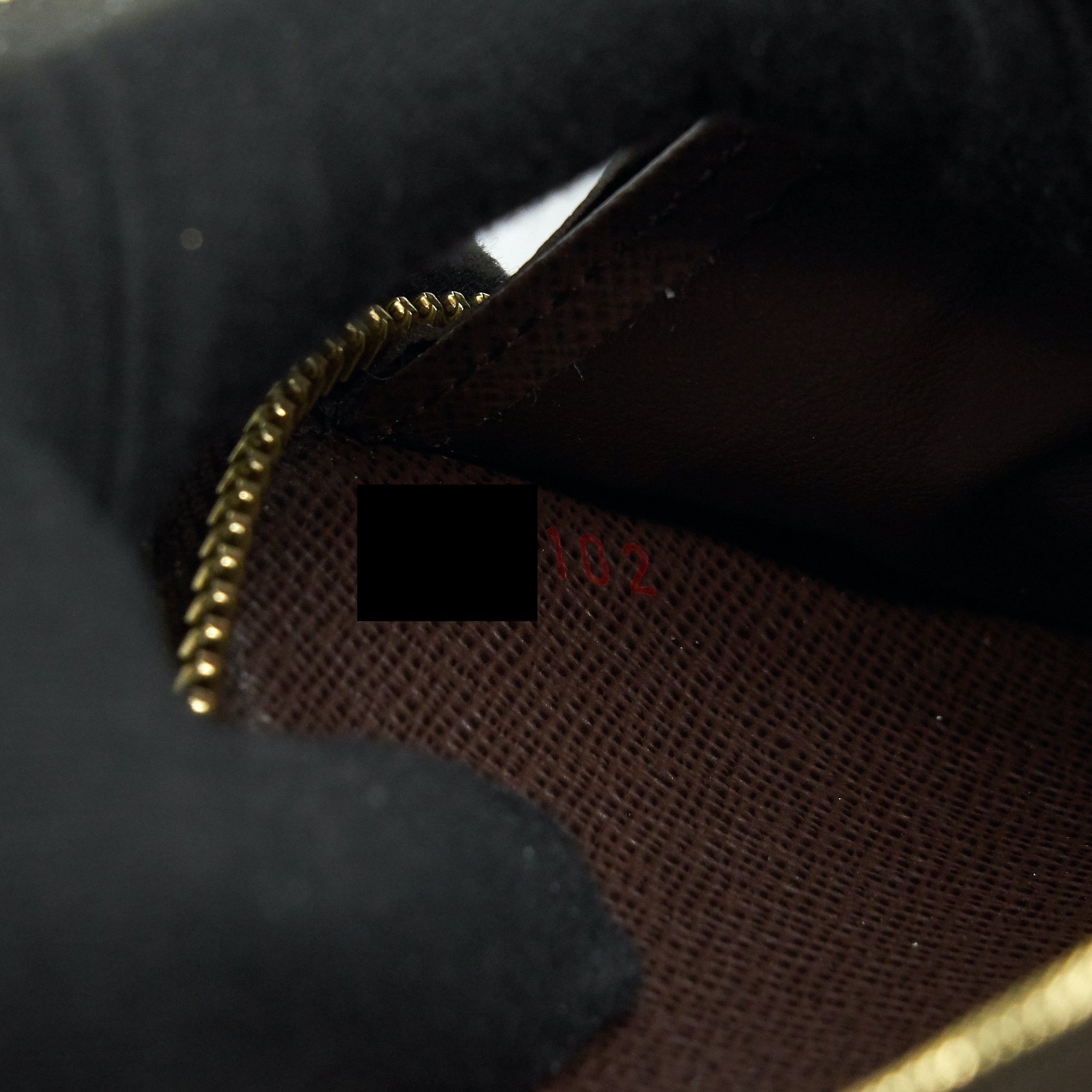 louis-vuitton-zippy-wallet-in-damier-ebene