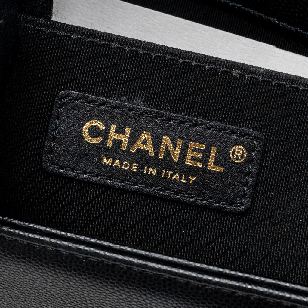 chanel-medium-boy-bag-lambskin-green-ghw