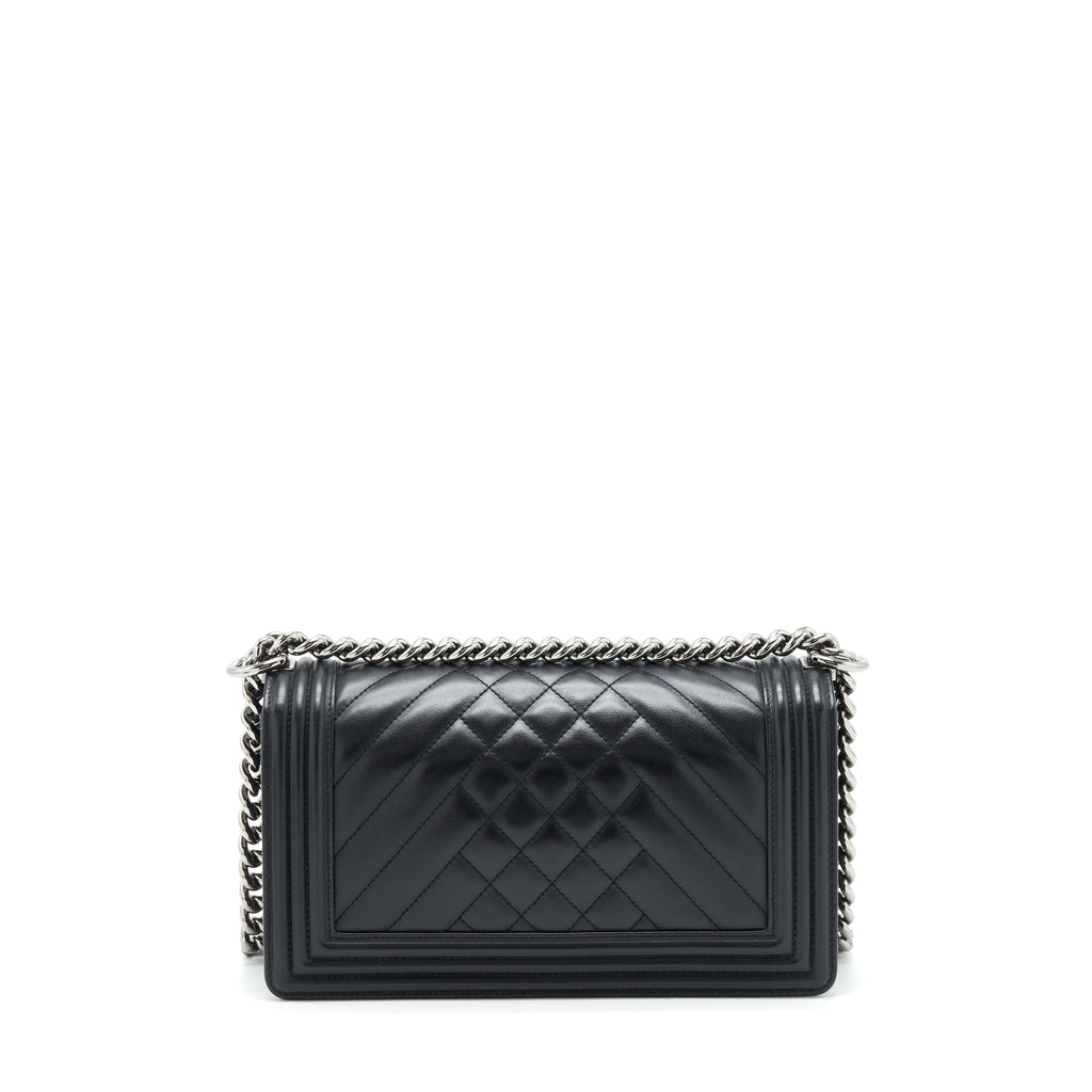 chanel-medium-boy-bag-quilted-and-chevron-calfskin-black-shw