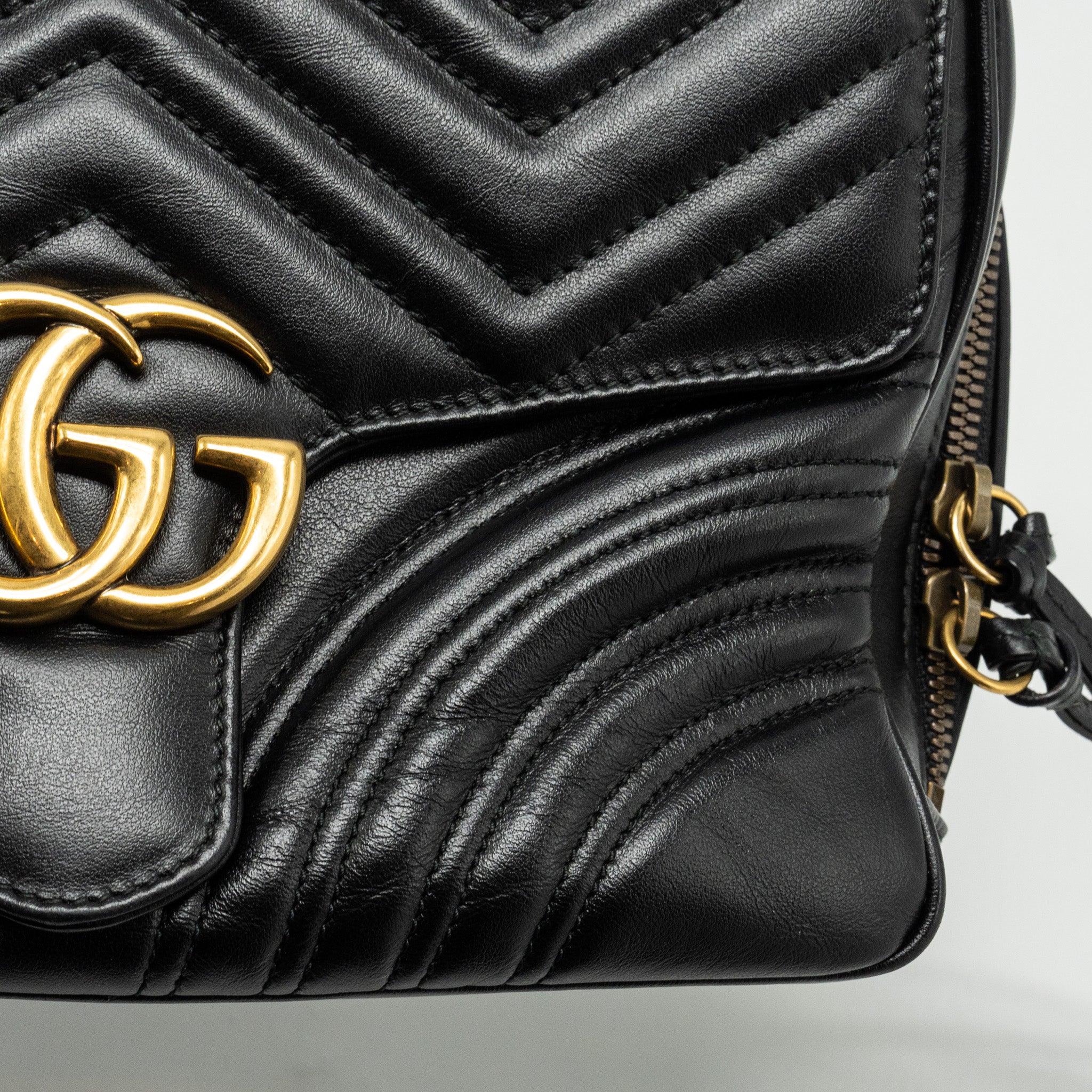 gucci-gg-marmont-zip-around-top-handle-camera-bag-calfskin-black-ghw