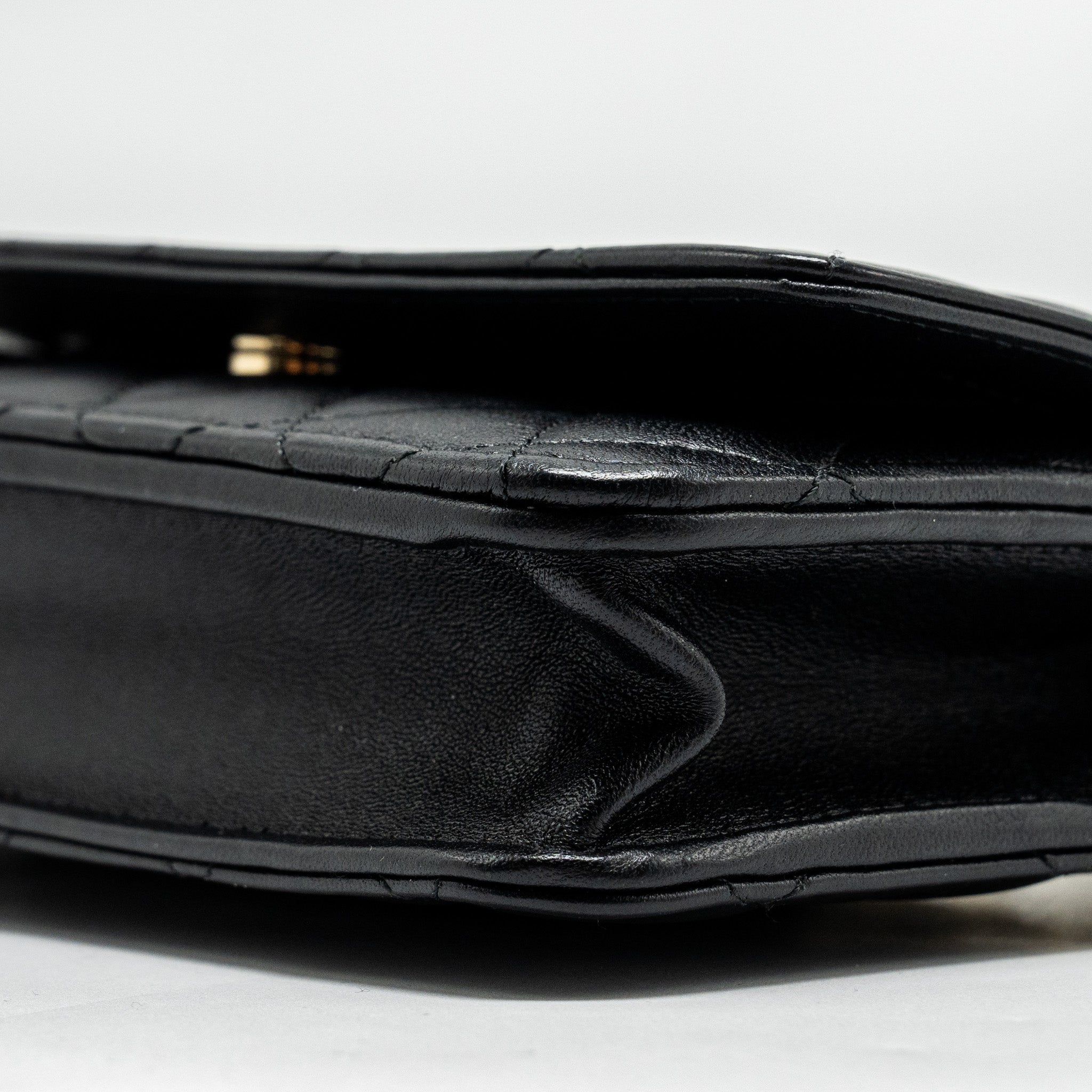 chanel-pearl-chain-wallet-on-chain-lambskin-black-lghwmicrochip