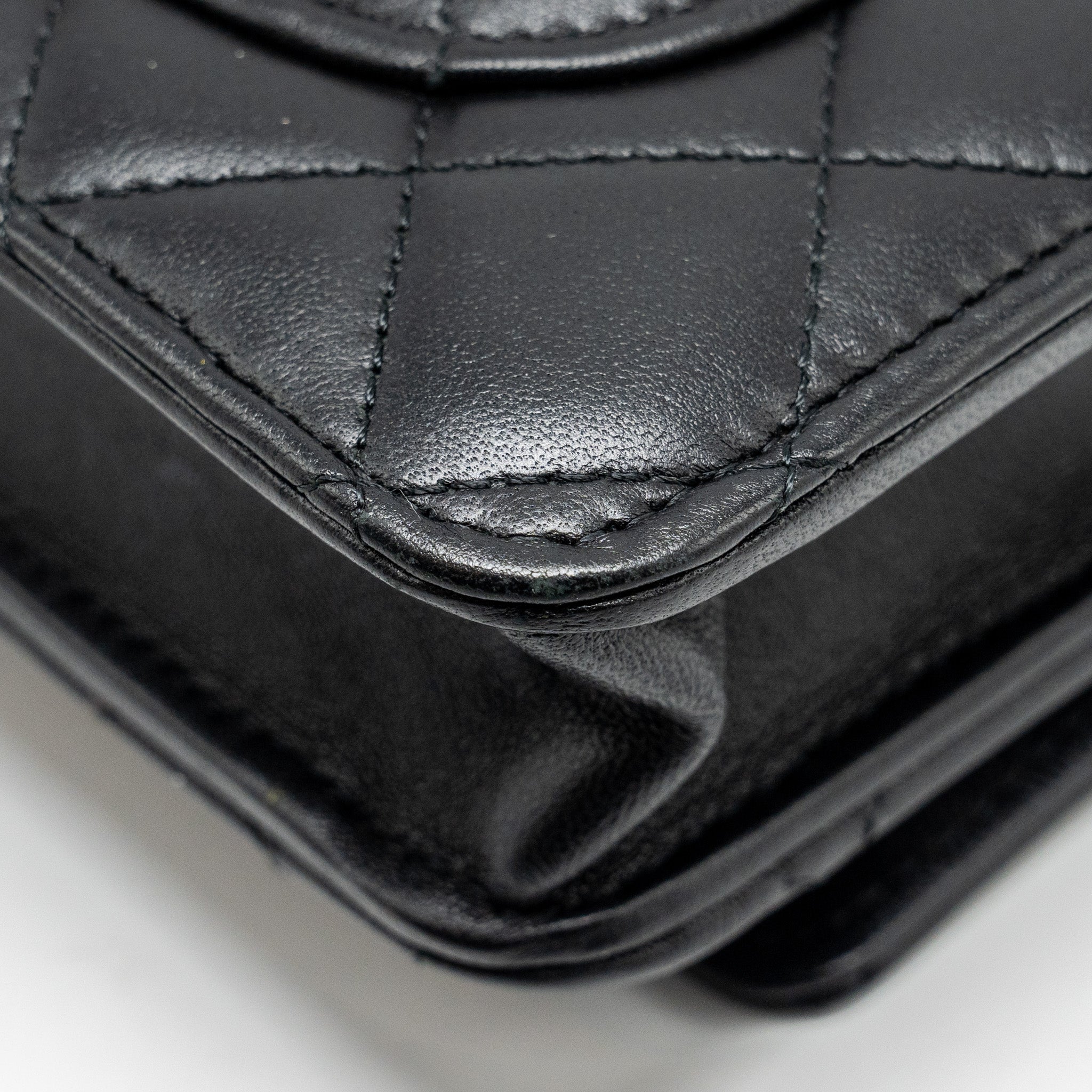 chanel-pearl-chain-wallet-on-chain-lambskin-black-lghwmicrochip