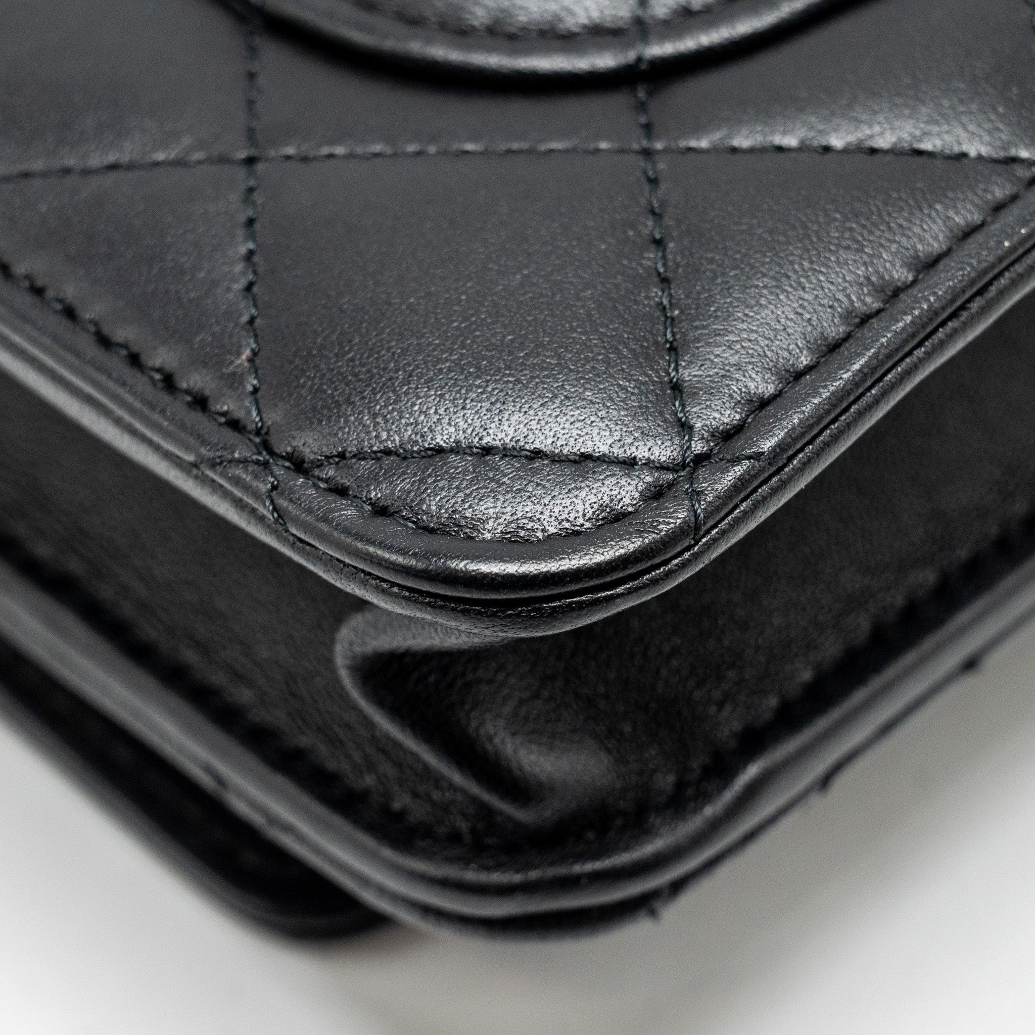 chanel-pearl-chain-wallet-on-chain-lambskin-black-lghwmicrochip