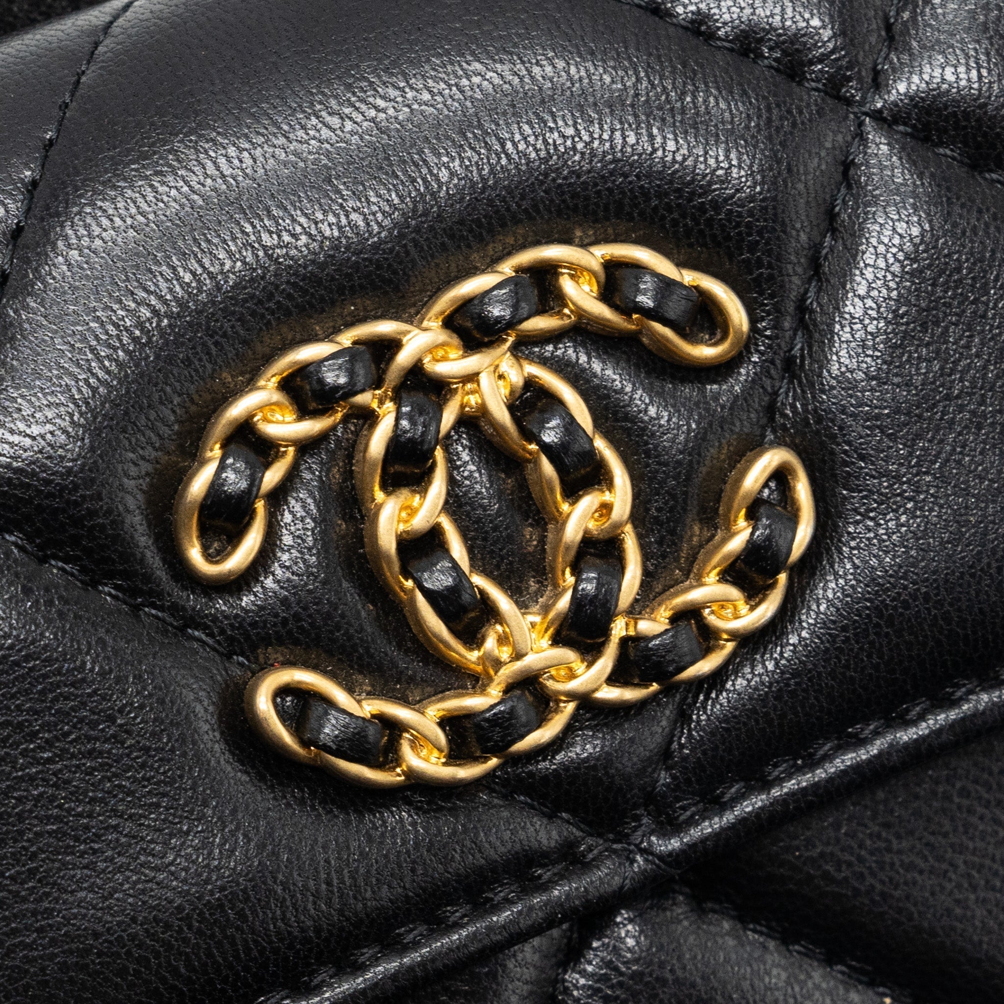 chanel-19-flap-card-holder-with-chain-lambskin-black-multicolor-hardware