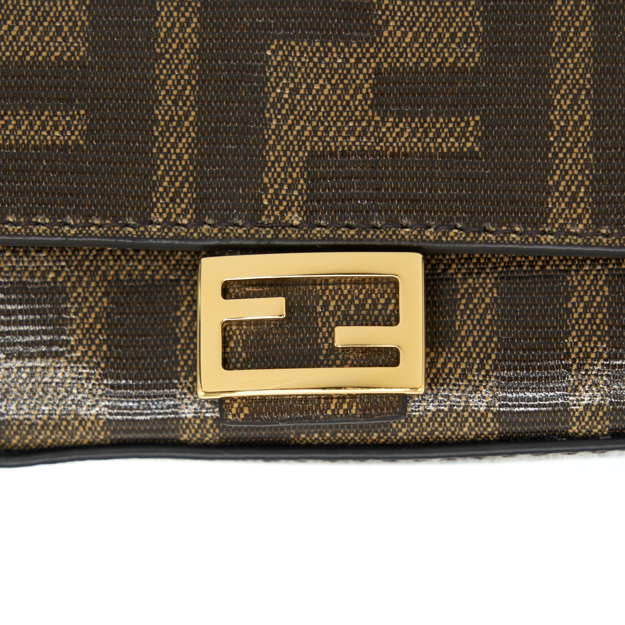 fendi-mini-crossbody-pouche-with-chain
