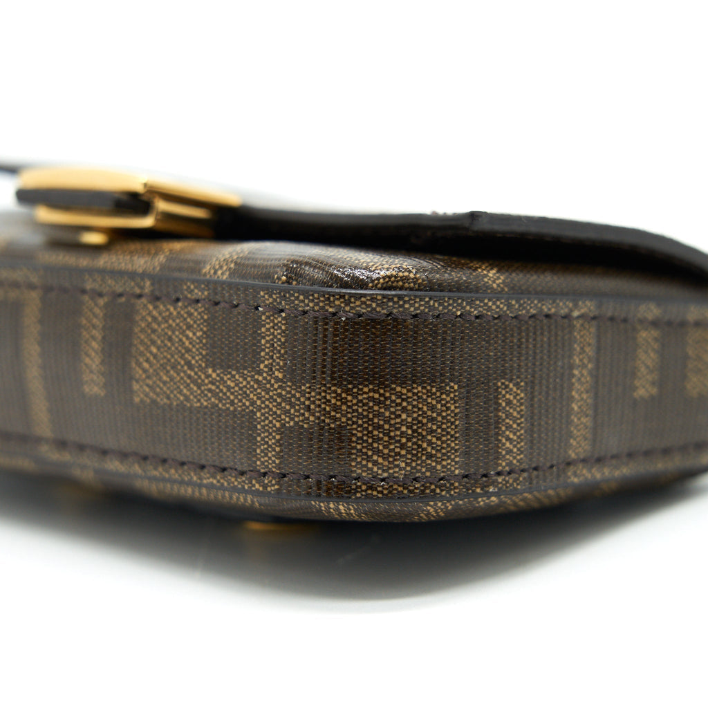 fendi-mini-crossbody-pouche-with-chain