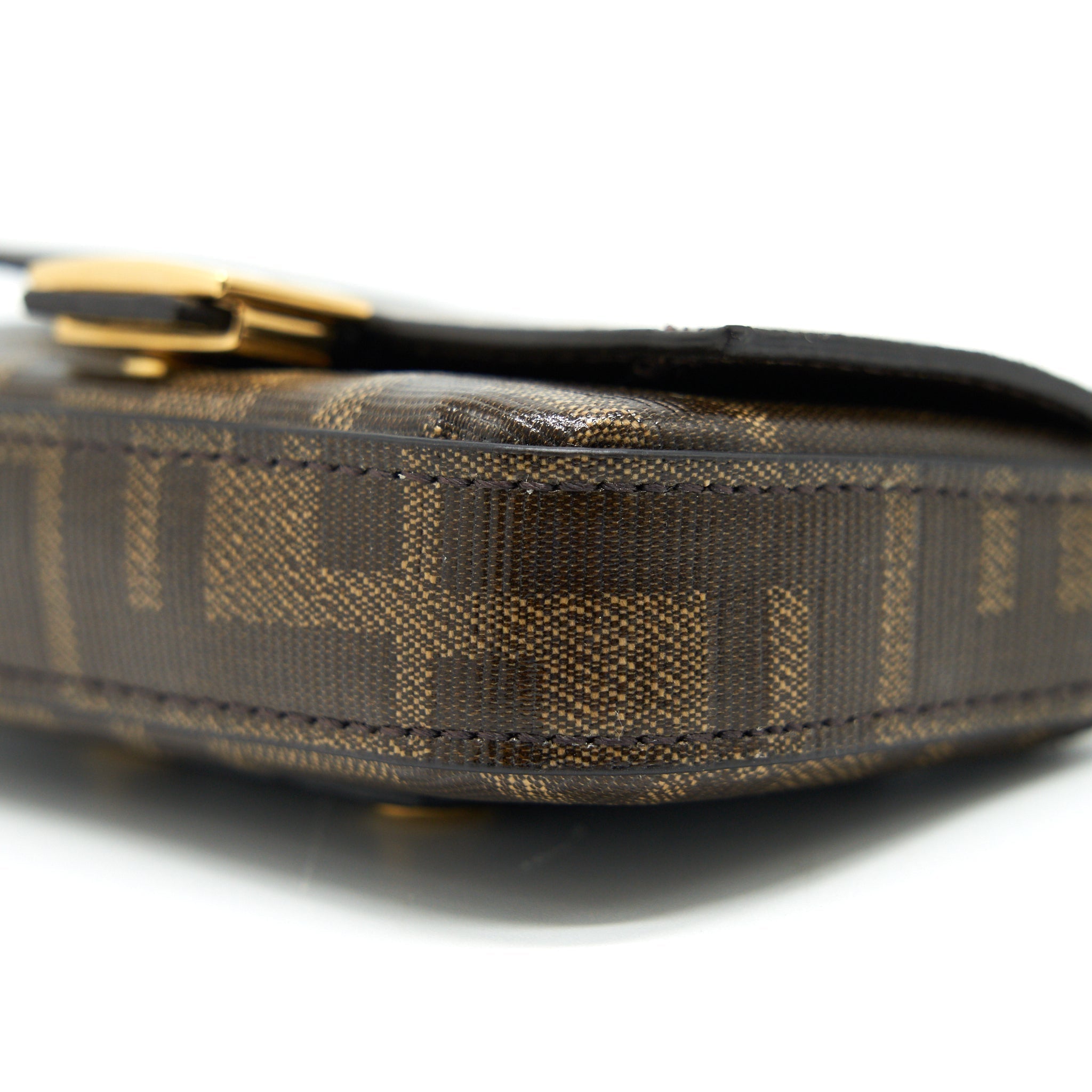 fendi-mini-crossbody-pouche-with-chain