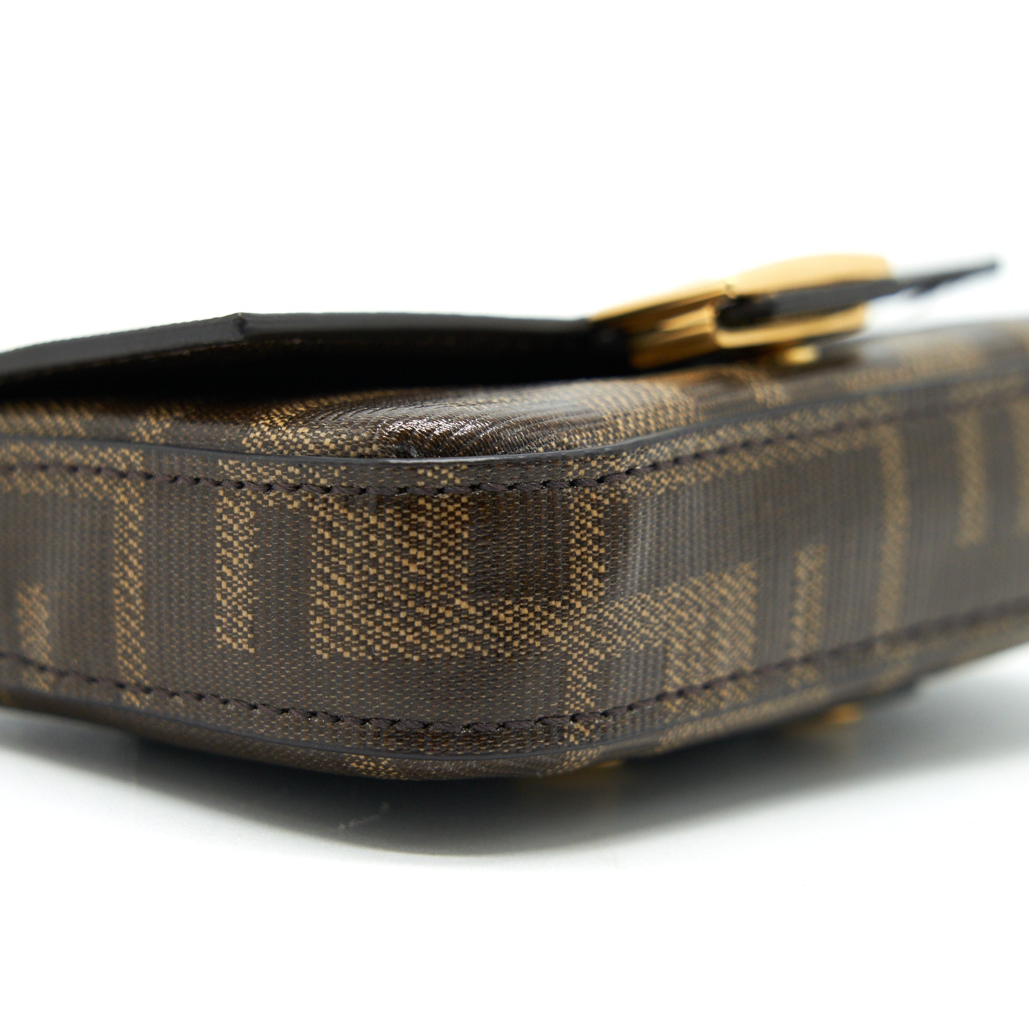 fendi-mini-crossbody-pouche-with-chain
