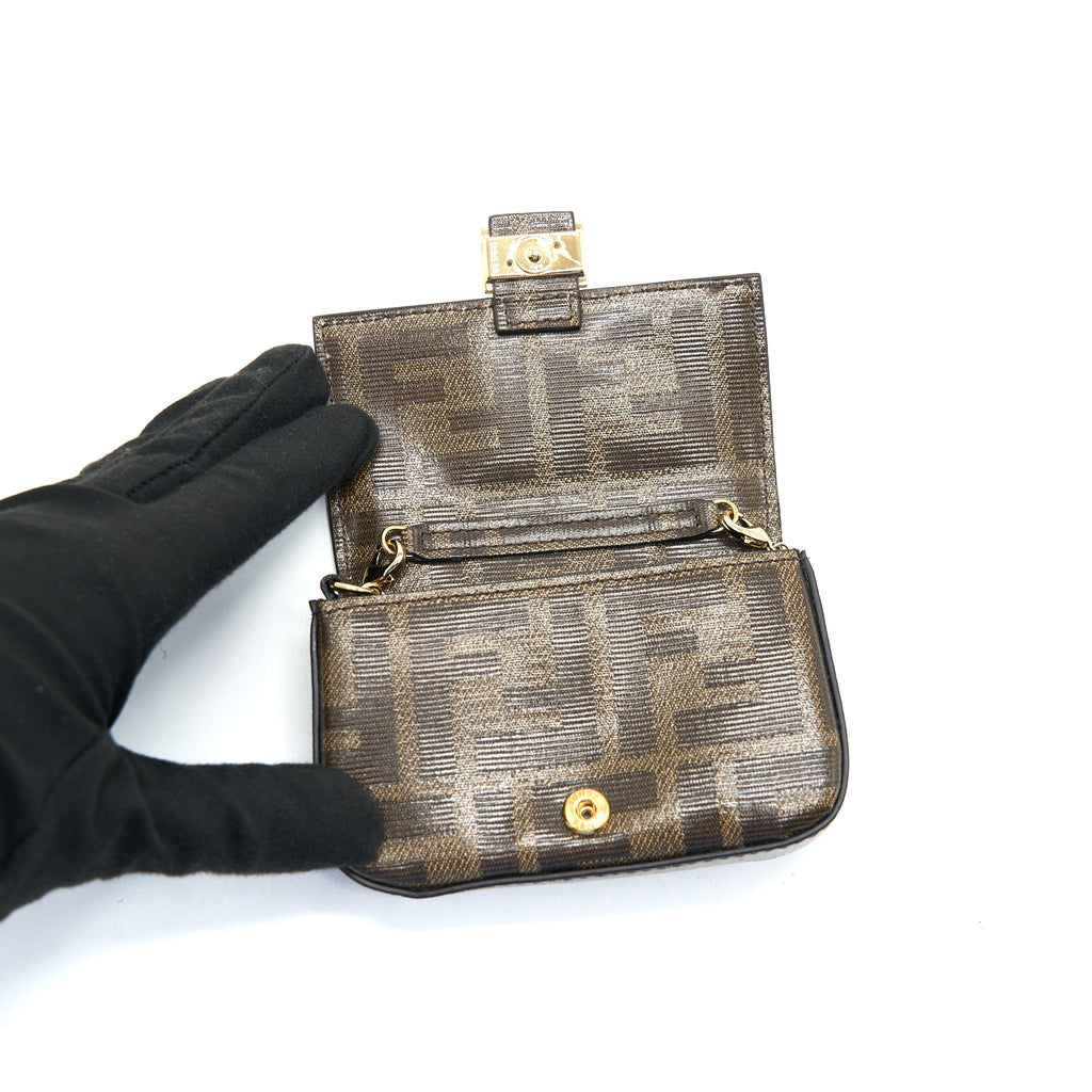 fendi-mini-crossbody-pouche-with-chain