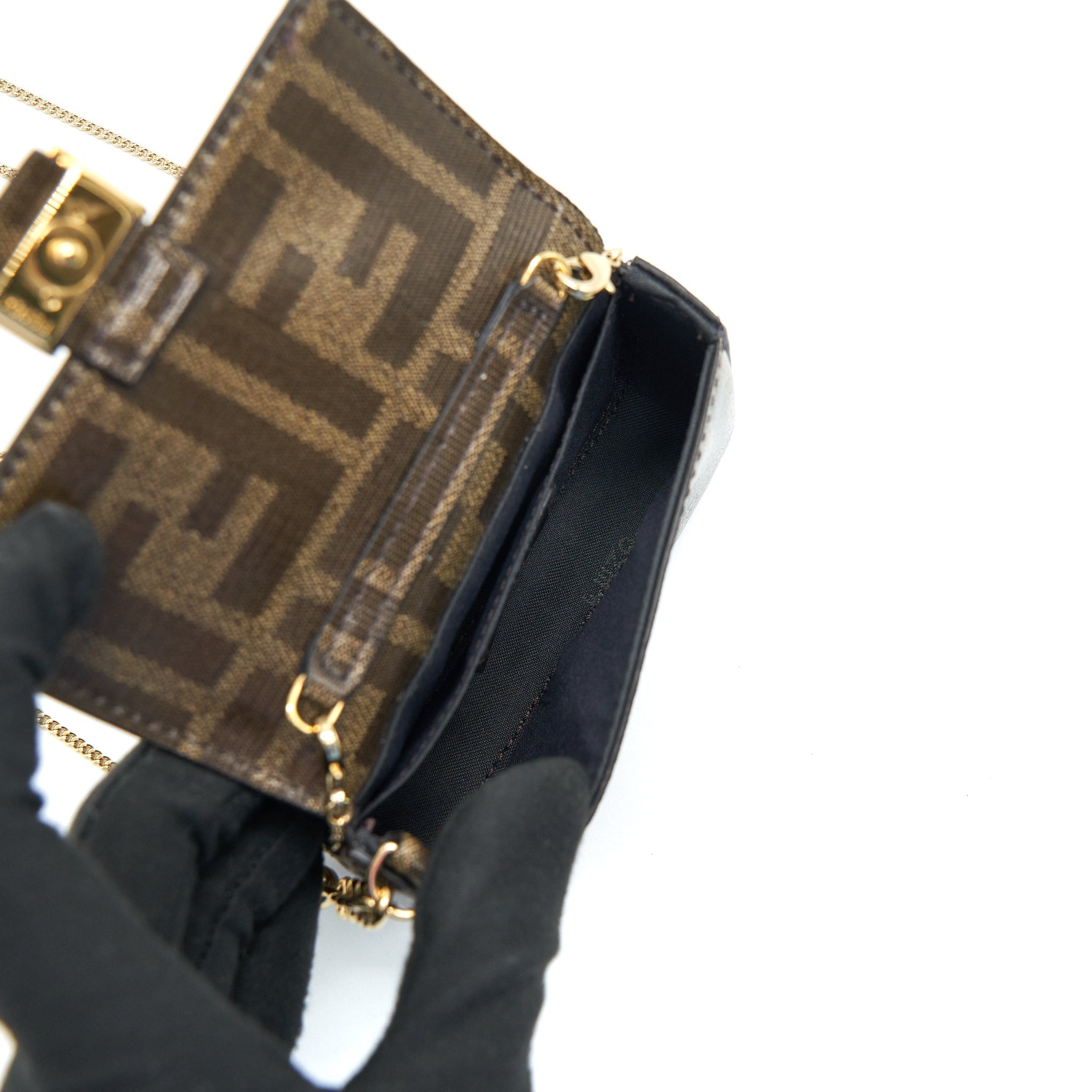fendi-mini-crossbody-pouche-with-chain