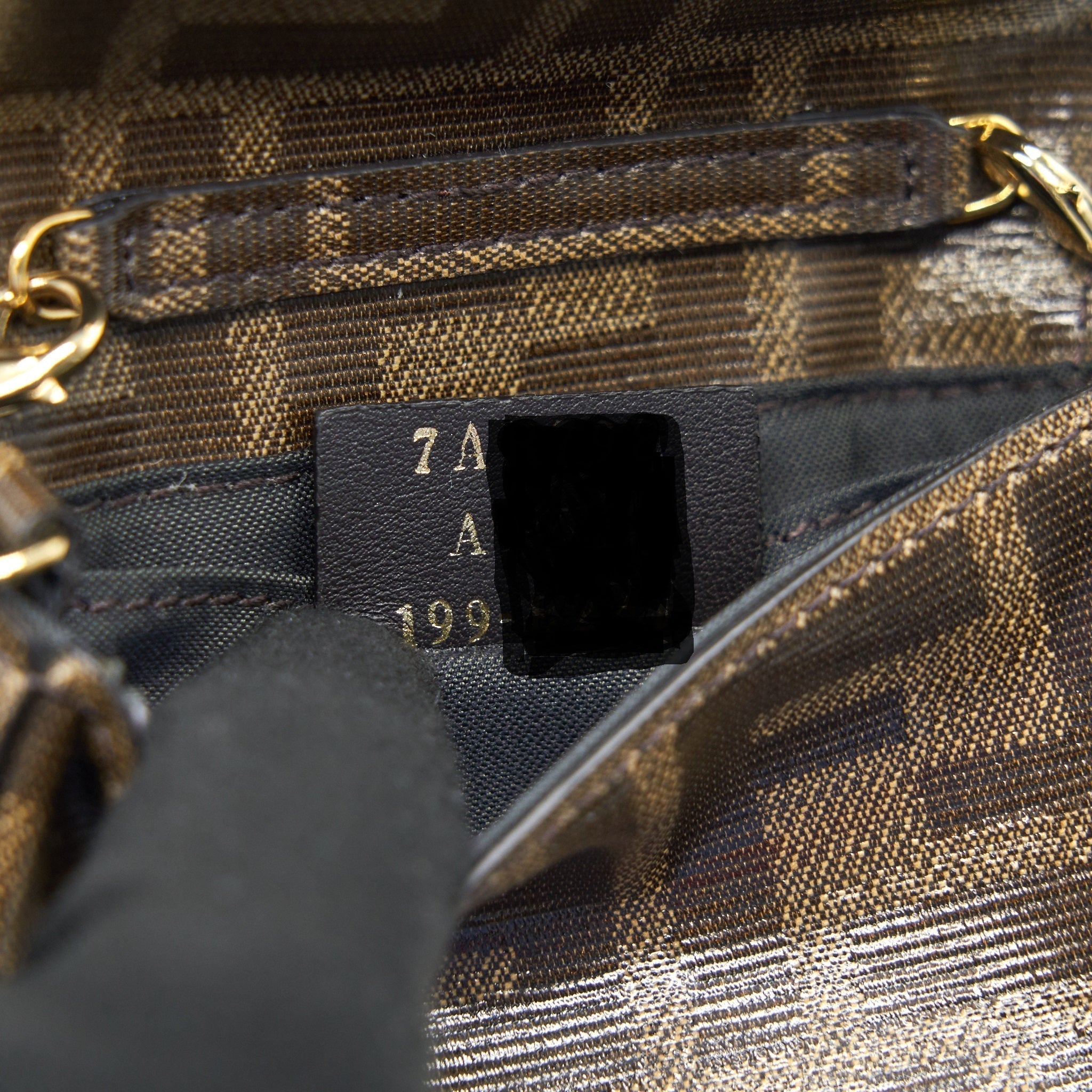 fendi-mini-crossbody-pouche-with-chain