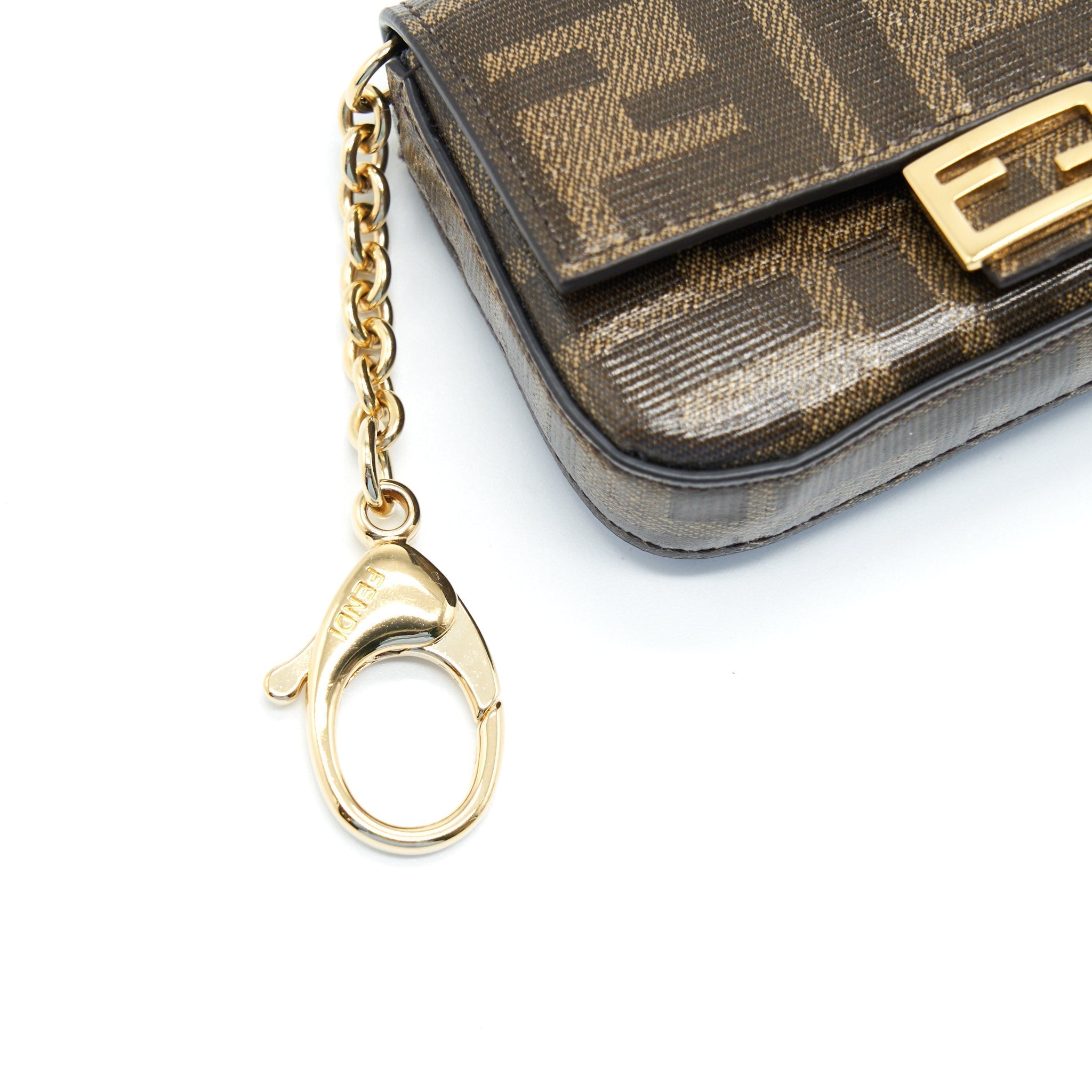 fendi-mini-crossbody-pouche-with-chain
