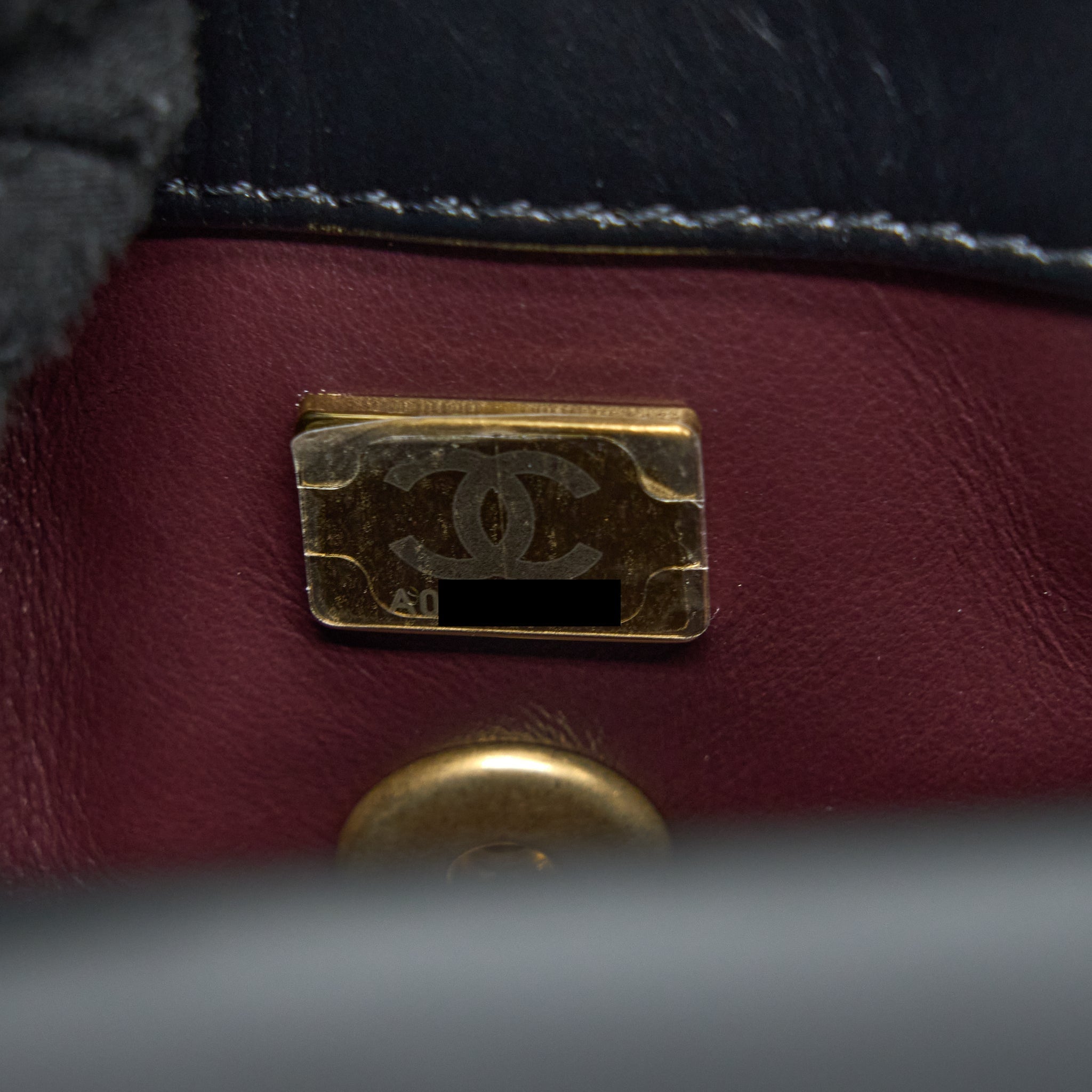 chanel-22a-mini-coco-handle-with-detailed-letter-handle-calfskin-black-ghw-microchip