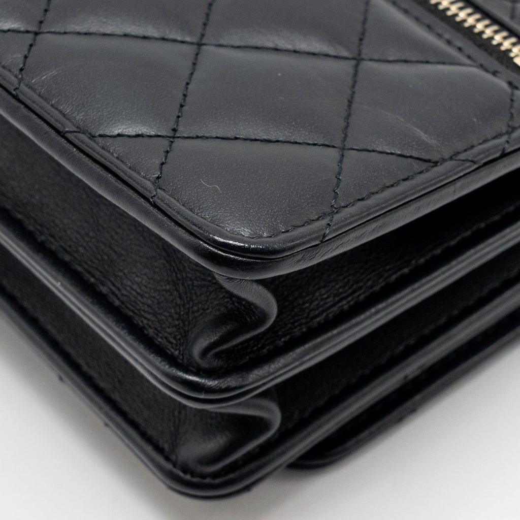 chanel-mini-2-55-reissue-wallet-on-chain-aged-calfskin-black-ghwmicrochip