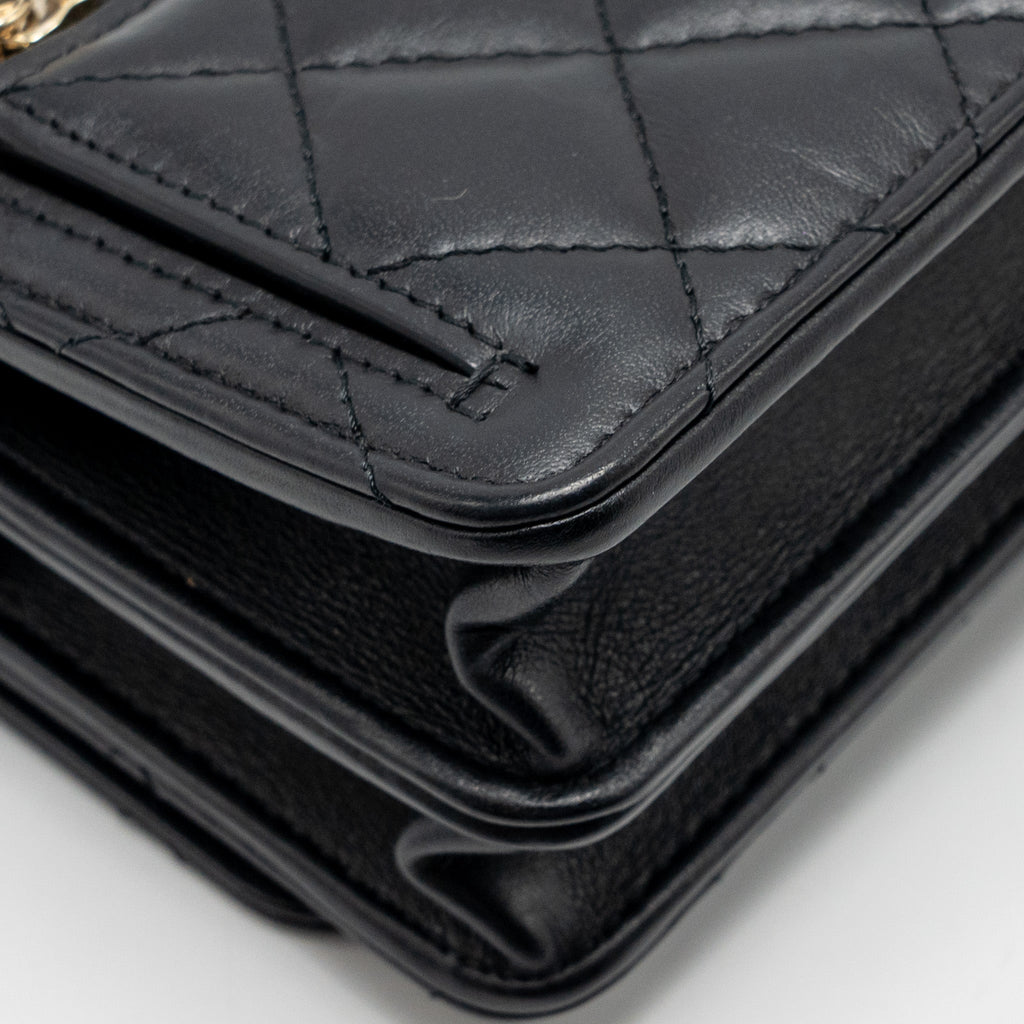 chanel-mini-2-55-reissue-wallet-on-chain-aged-calfskin-black-ghwmicrochip