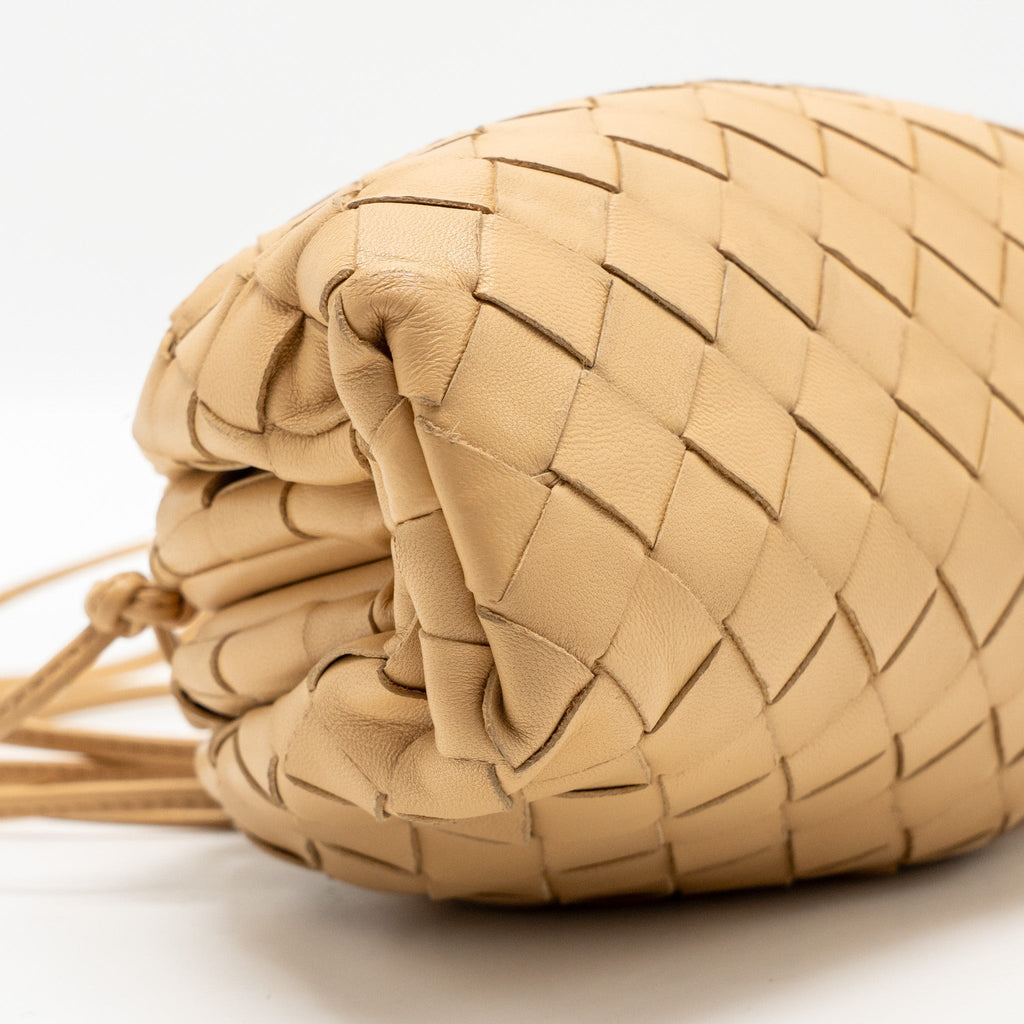 bottega-veneta-mini-pouch-intrecciato-lambskin-beige