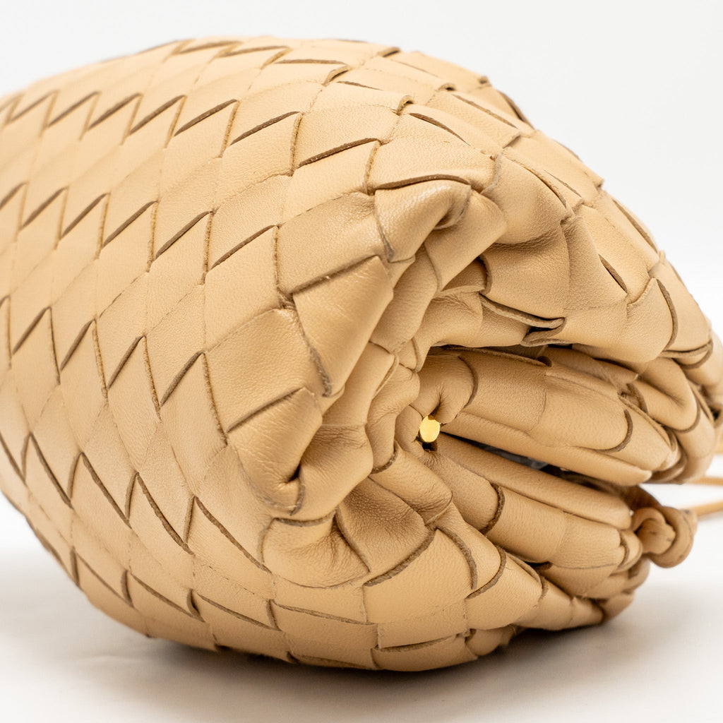 bottega-veneta-mini-pouch-intrecciato-lambskin-beige