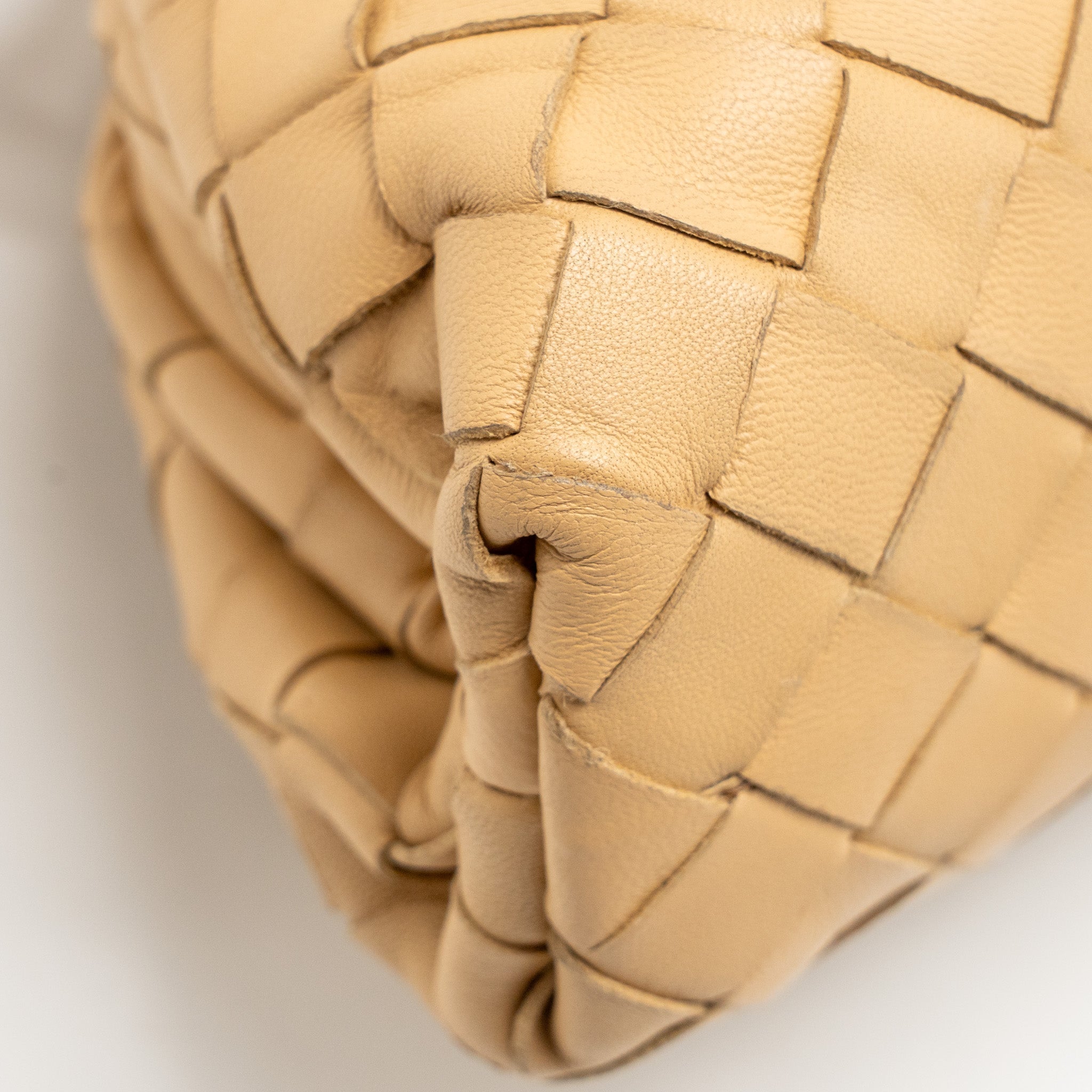 bottega-veneta-mini-pouch-intrecciato-lambskin-beige