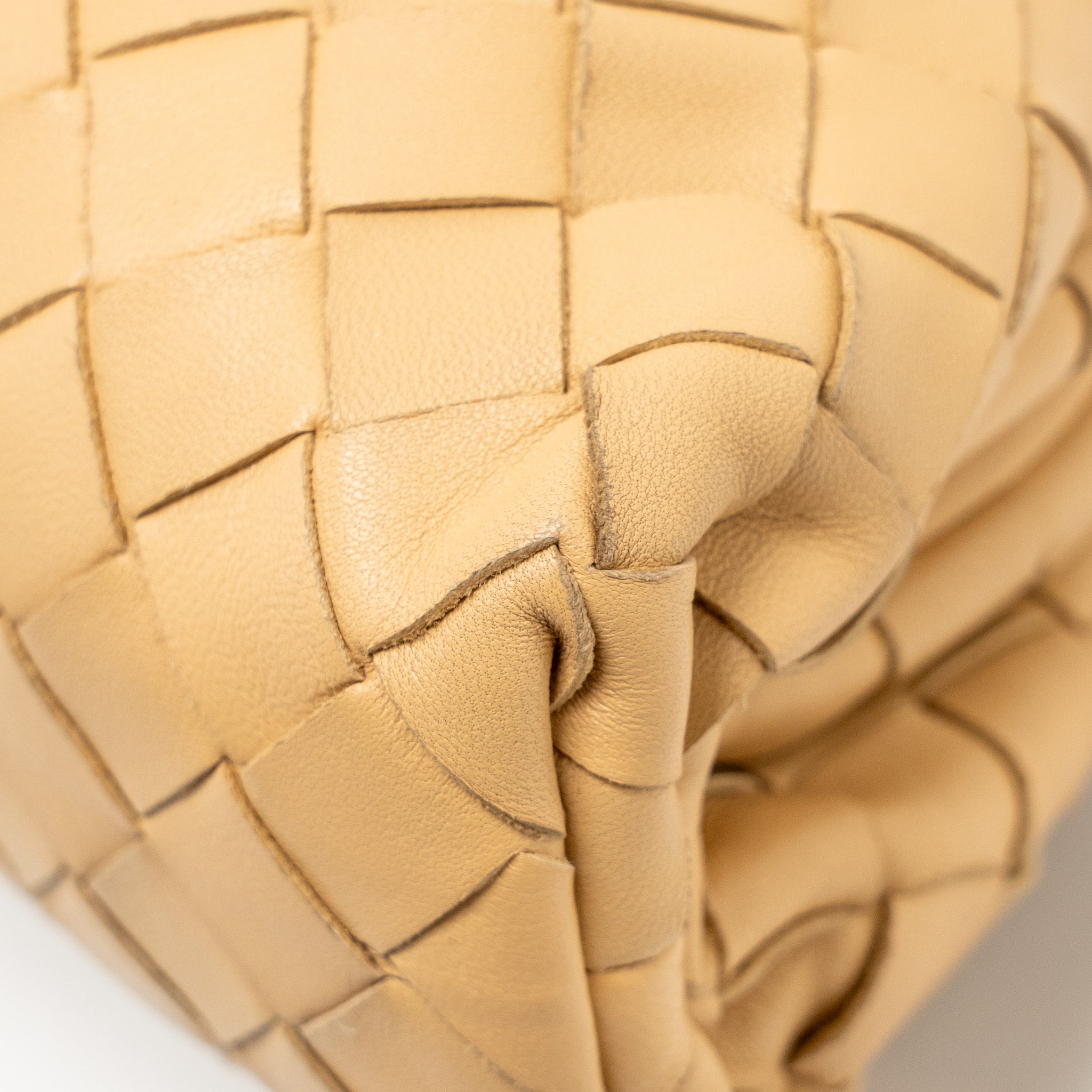 bottega-veneta-mini-pouch-intrecciato-lambskin-beige