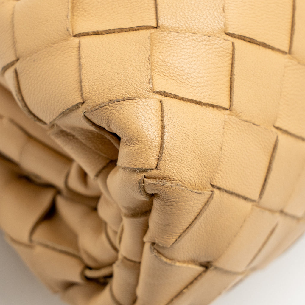 bottega-veneta-mini-pouch-intrecciato-lambskin-beige