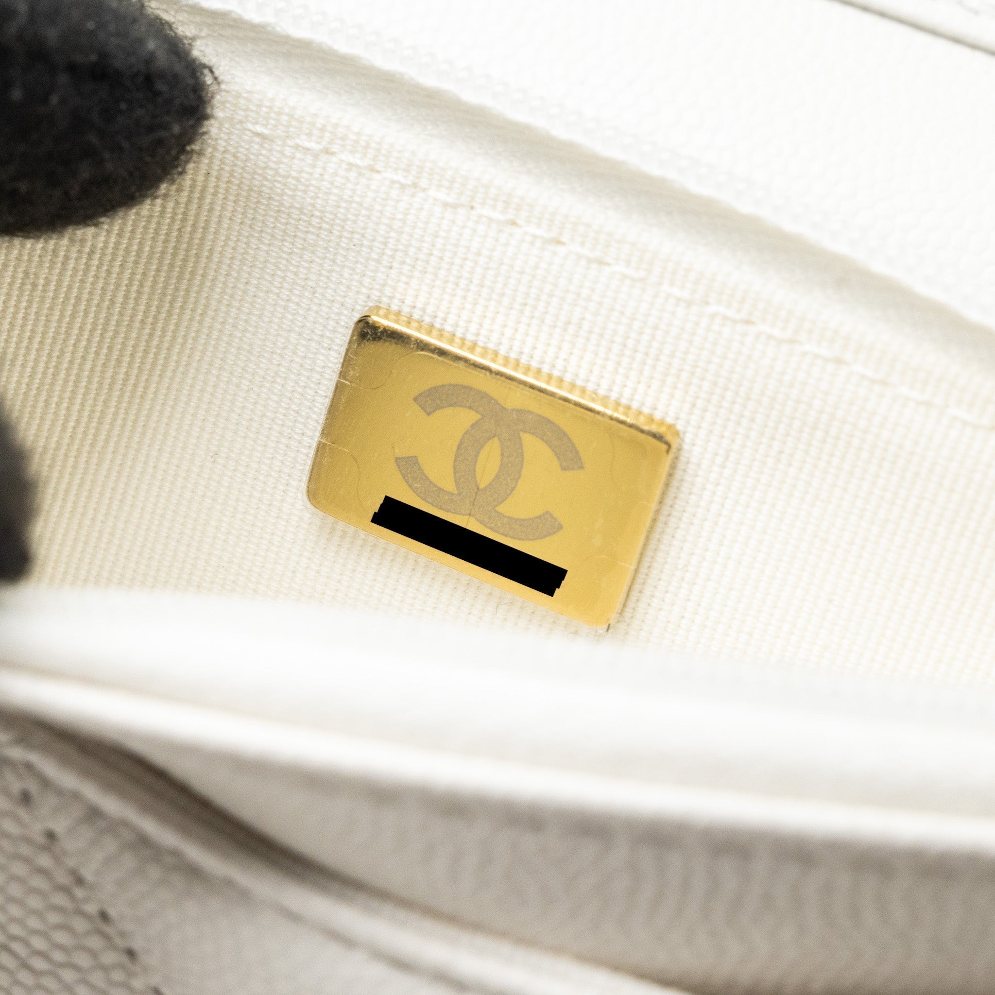 copy-of-chanel-detail-crystal-cc-logo-wallet-on-chain-caviar-white-lghwmicrochip