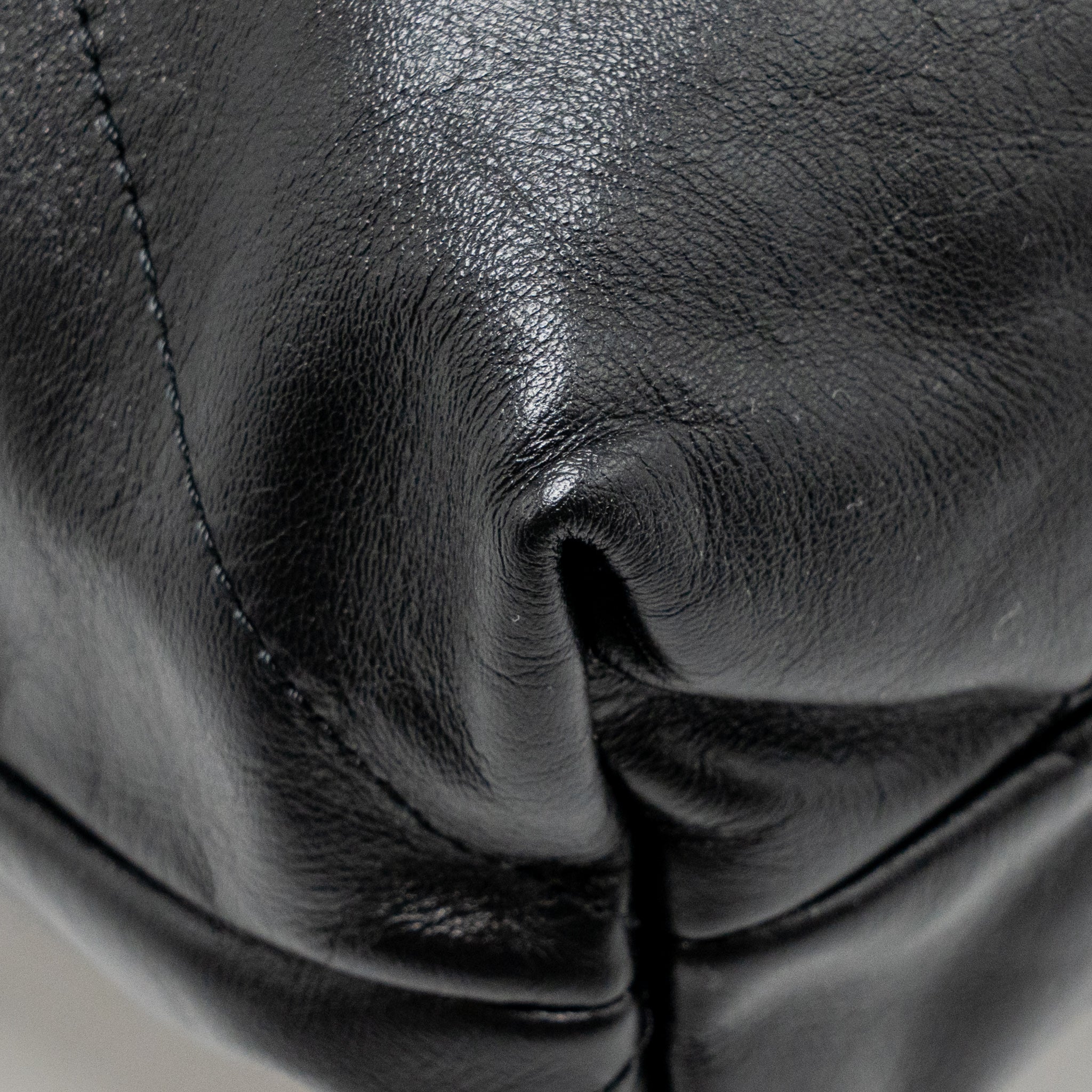 chanel-medium-22-bag-calfskin-black-ghw-microchip-1