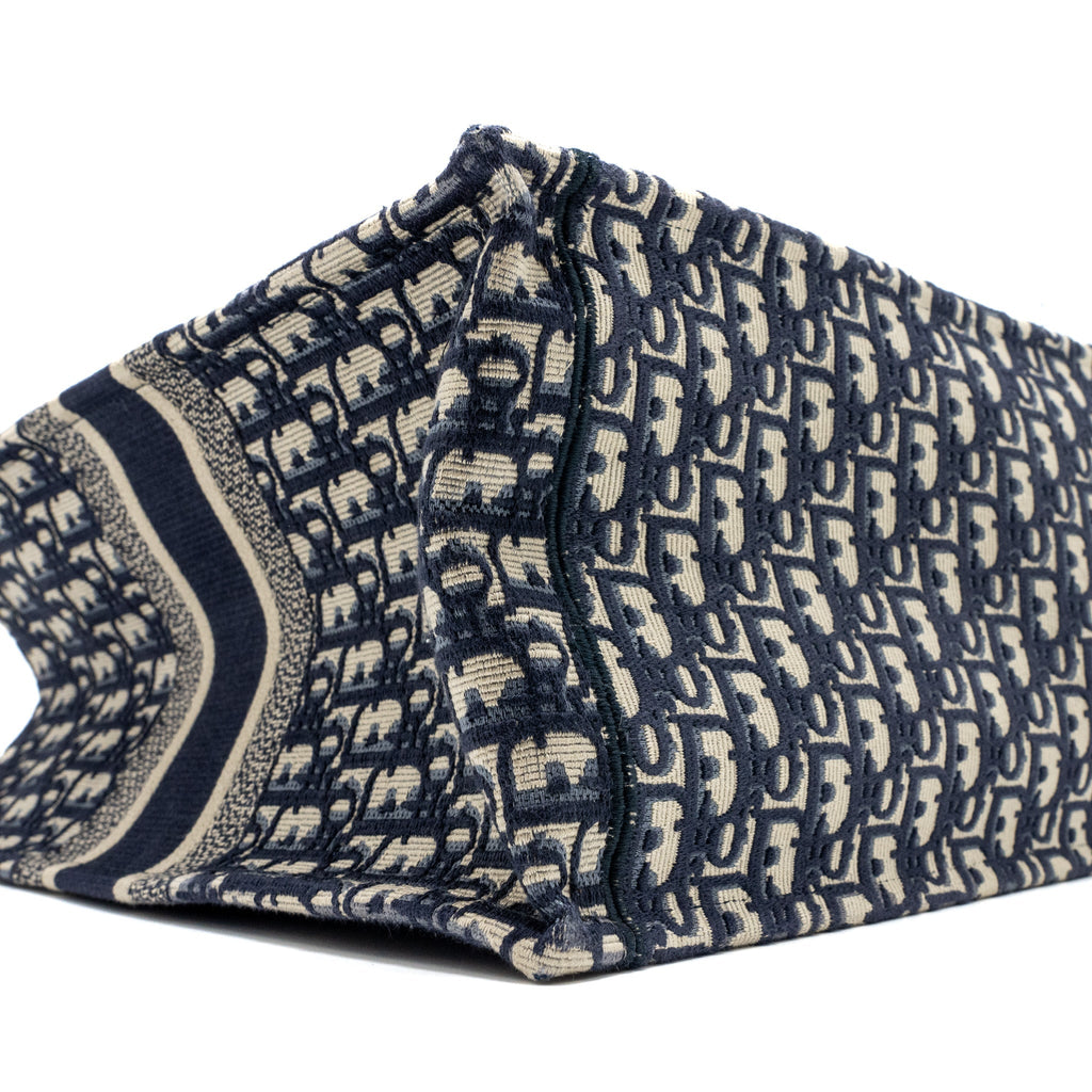dior-large-book-tote-blue-dior-oblique-embroidery-1