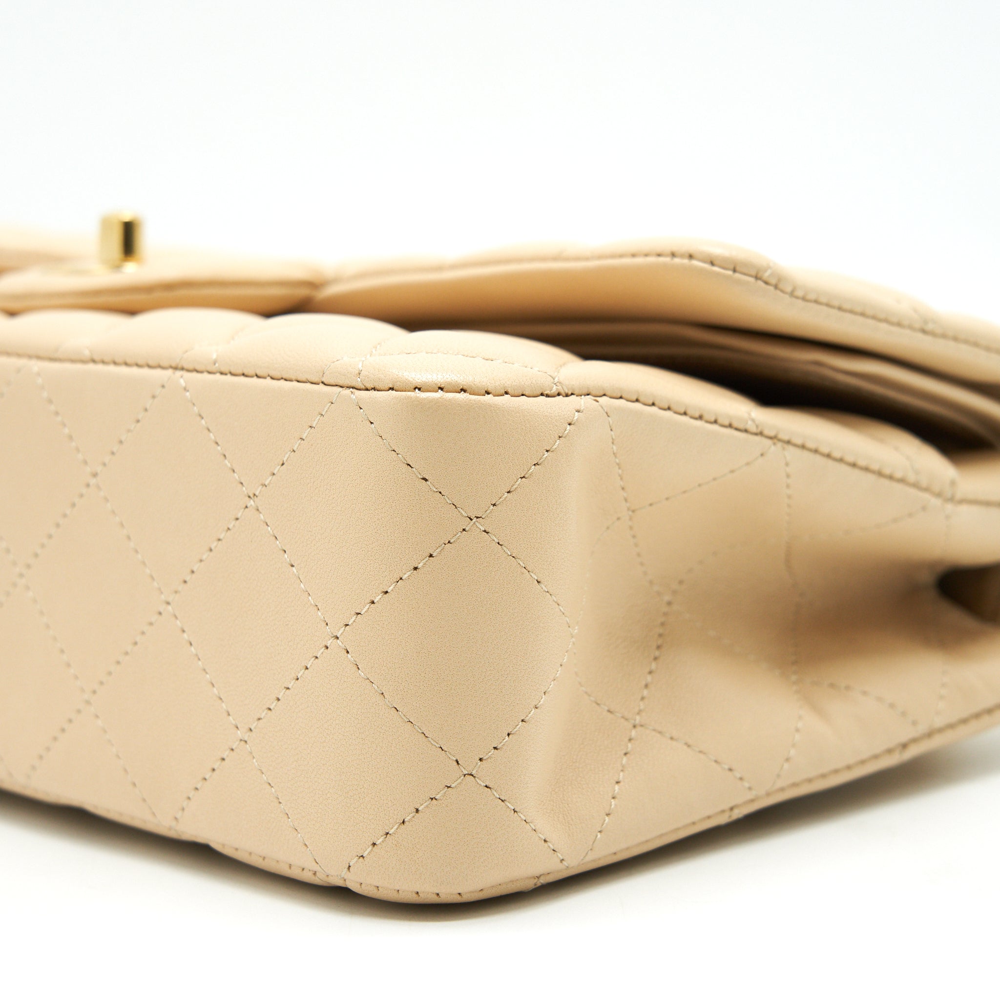 chanel-medium-beige-in-lambskin-ghw