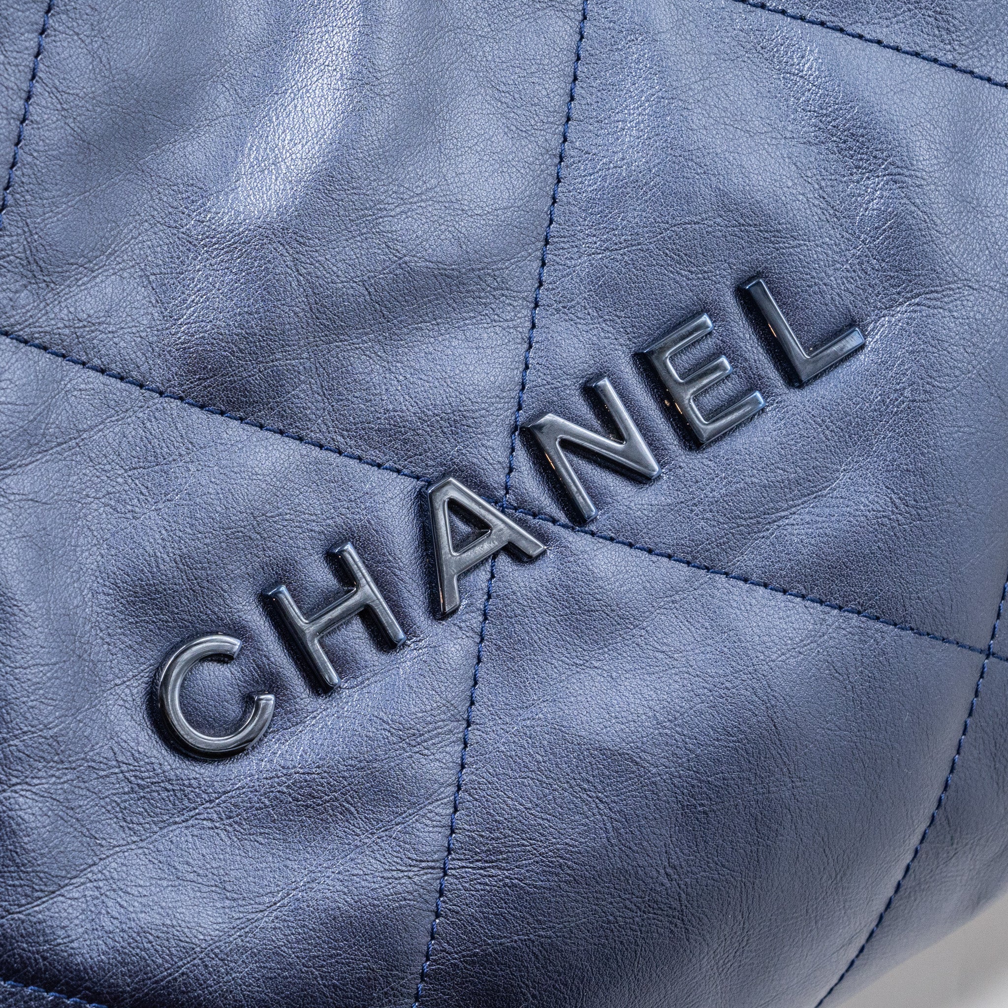 chanel-small-22-bag-shiny-calfskin-iridescent-black-with-black-hardwaremicrochip