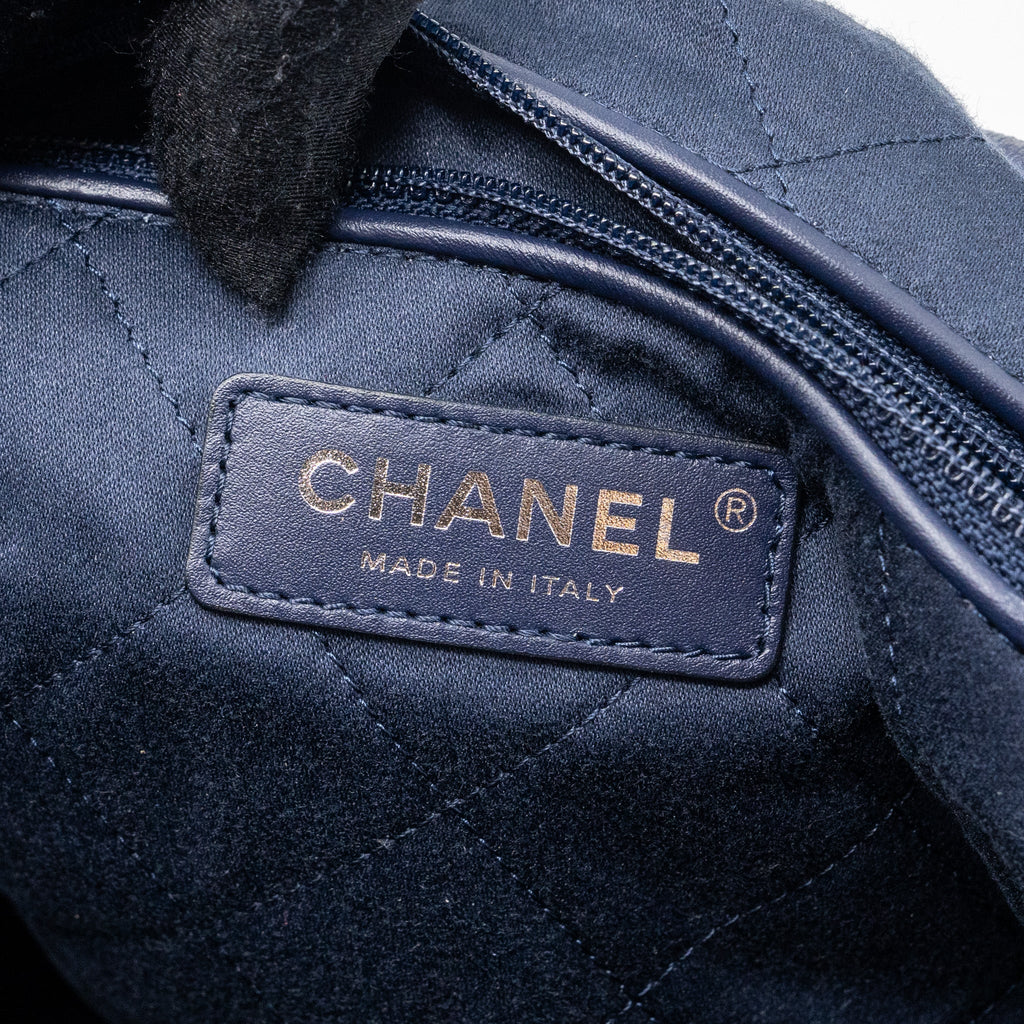 chanel-small-22-bag-shiny-calfskin-iridescent-black-with-black-hardwaremicrochip