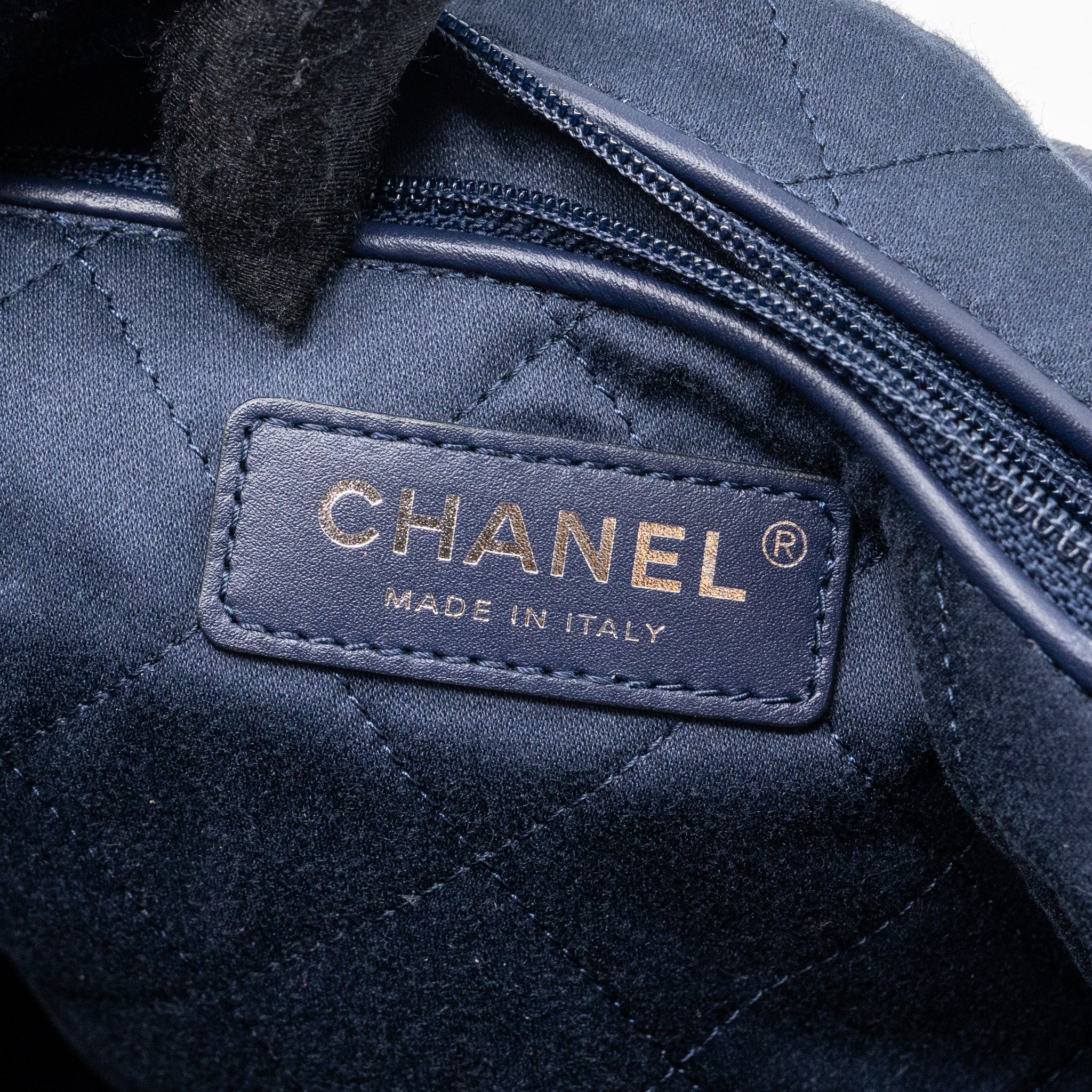 chanel-small-22-bag-shiny-calfskin-iridescent-black-with-black-hardwaremicrochip