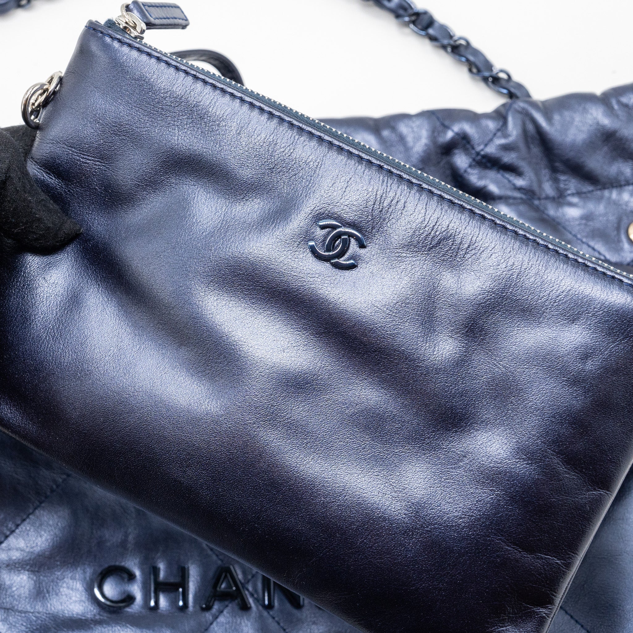 chanel-small-22-bag-shiny-calfskin-iridescent-black-with-black-hardwaremicrochip