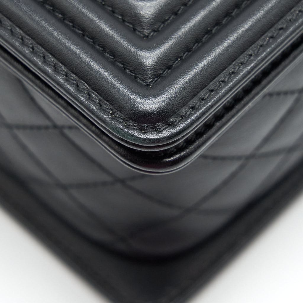 chanel-medium-boy-bag-quilted-and-chevron-calfskin-black-shw