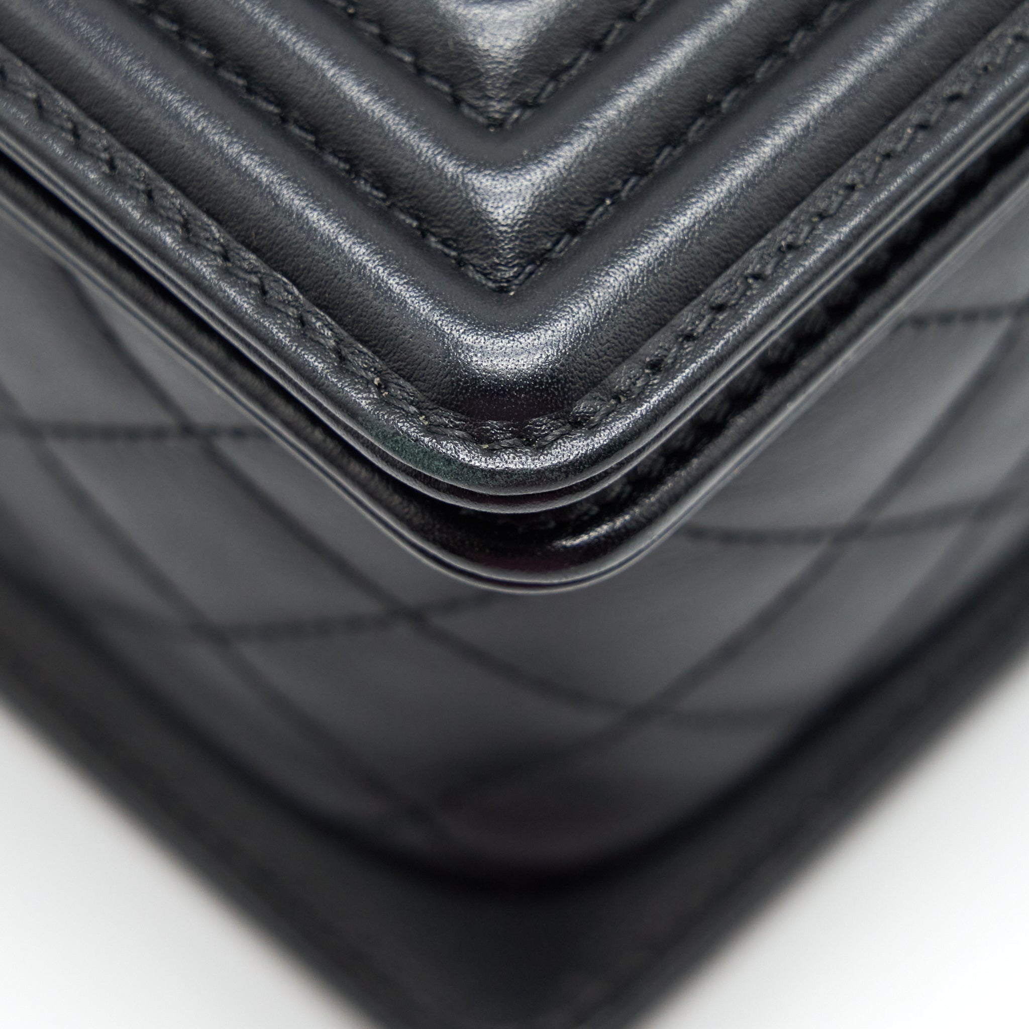 chanel-medium-boy-bag-quilted-and-chevron-calfskin-black-shw