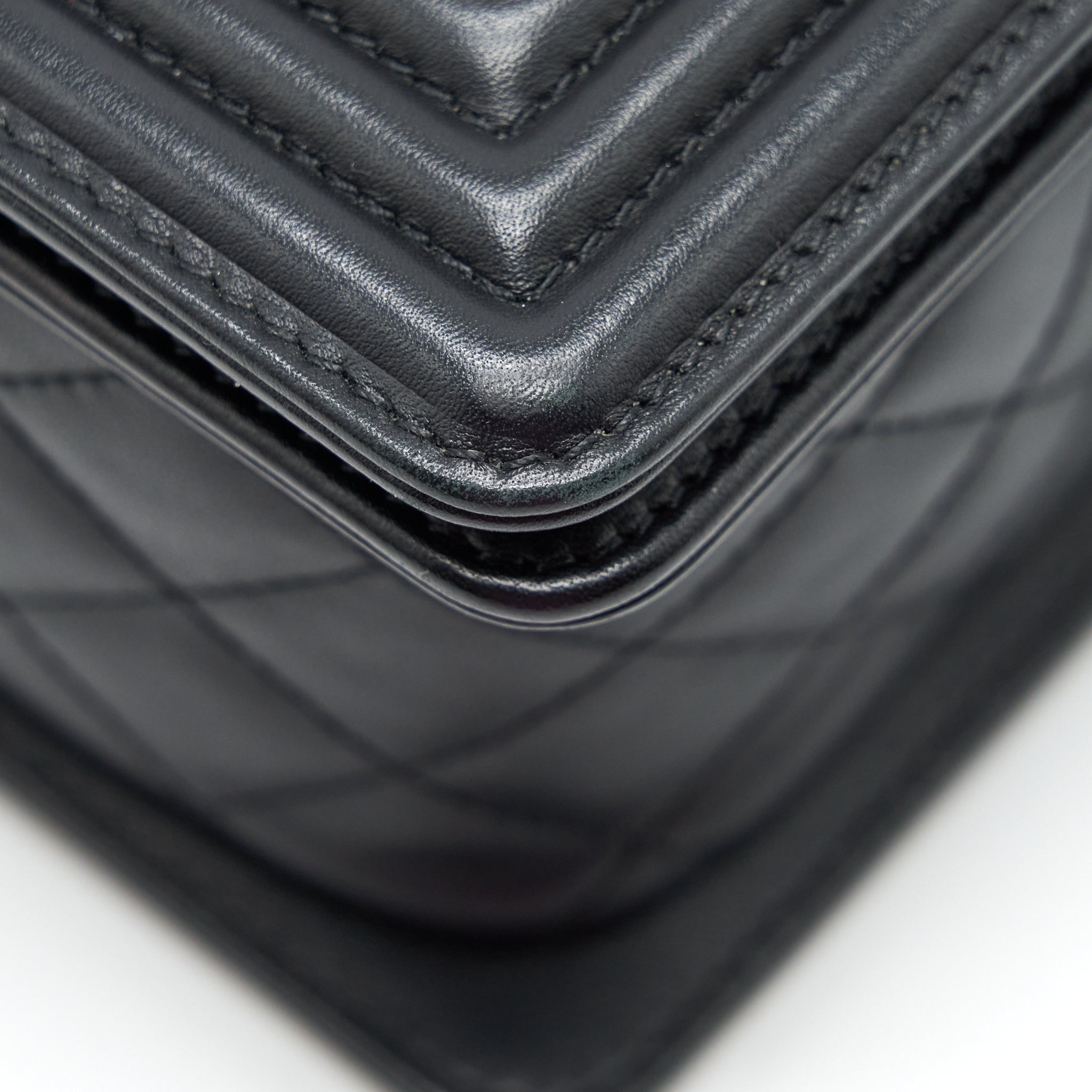 chanel-medium-boy-bag-quilted-and-chevron-calfskin-black-shw