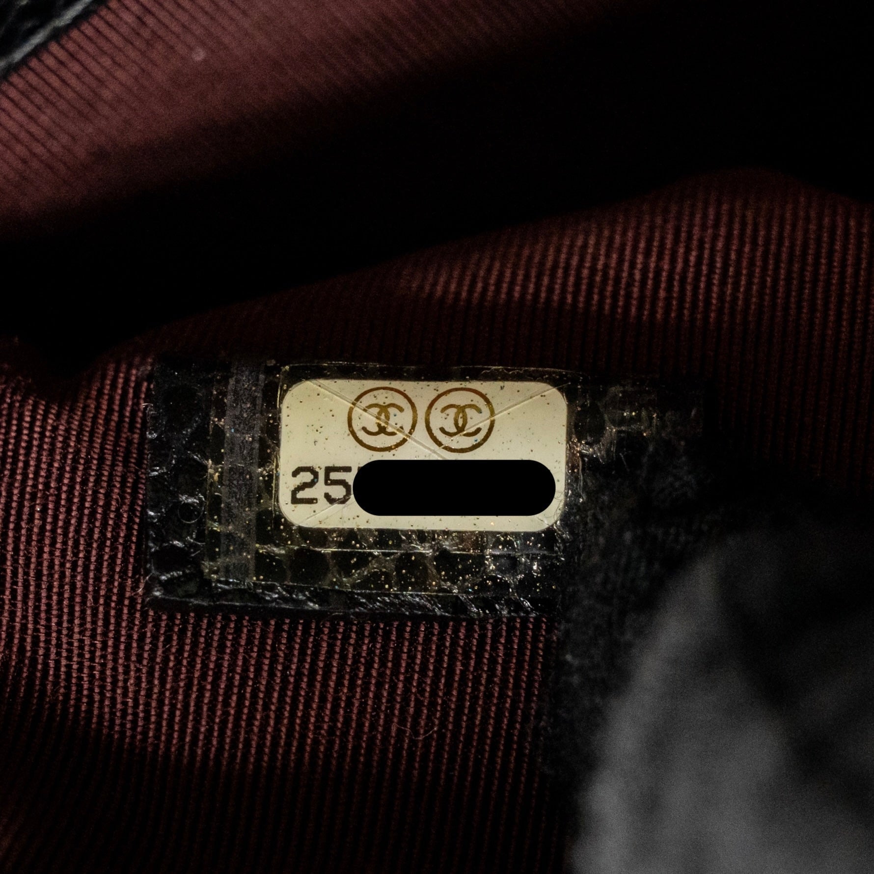chanel-classic-zipped-pouch-caviar-black-lghw