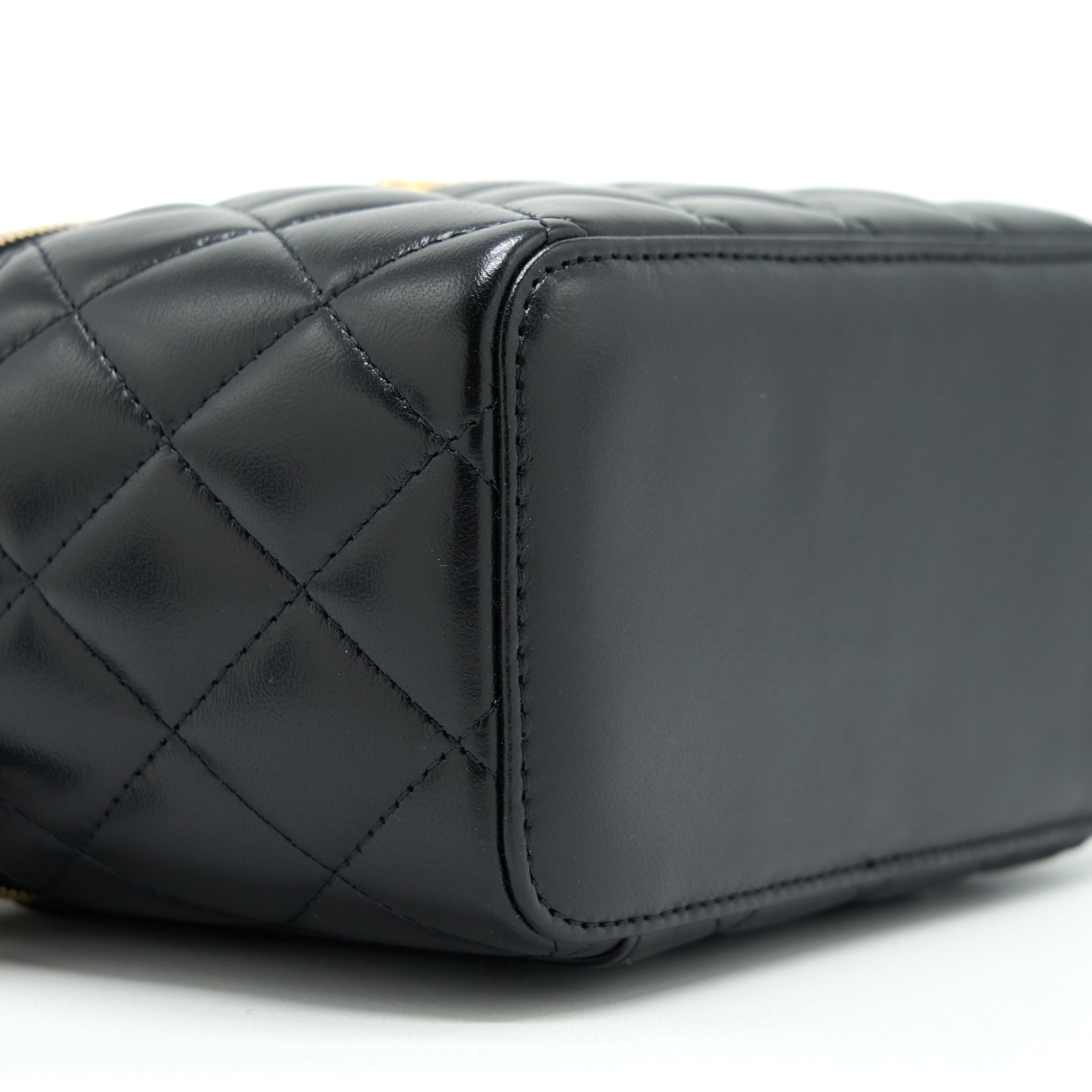 chanel-22s-letter-top-handle-long-vanity-with-chain-lambskin-black-ghw