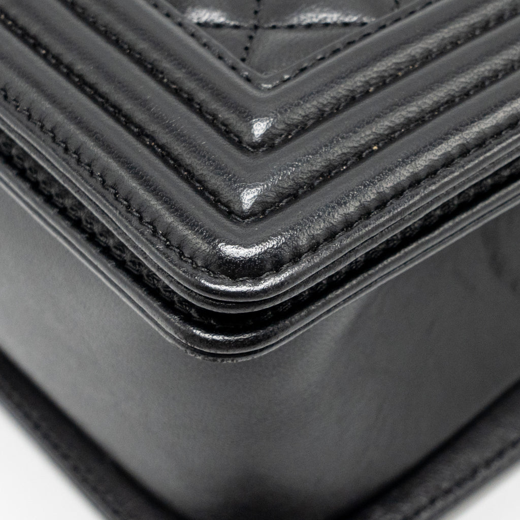 chanel-medium-boy-bag-lambskin-black-ruthenium-shw-2