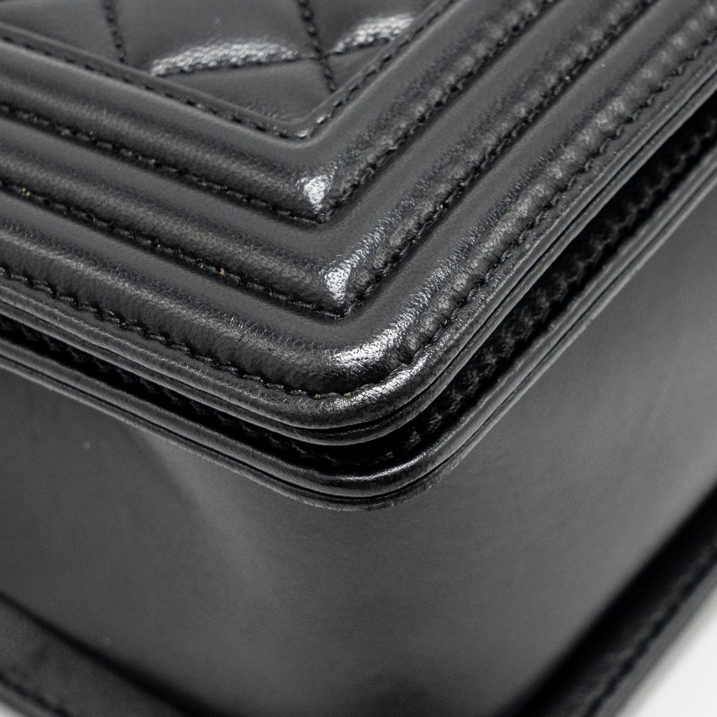 chanel-medium-boy-bag-lambskin-black-ruthenium-shw-2