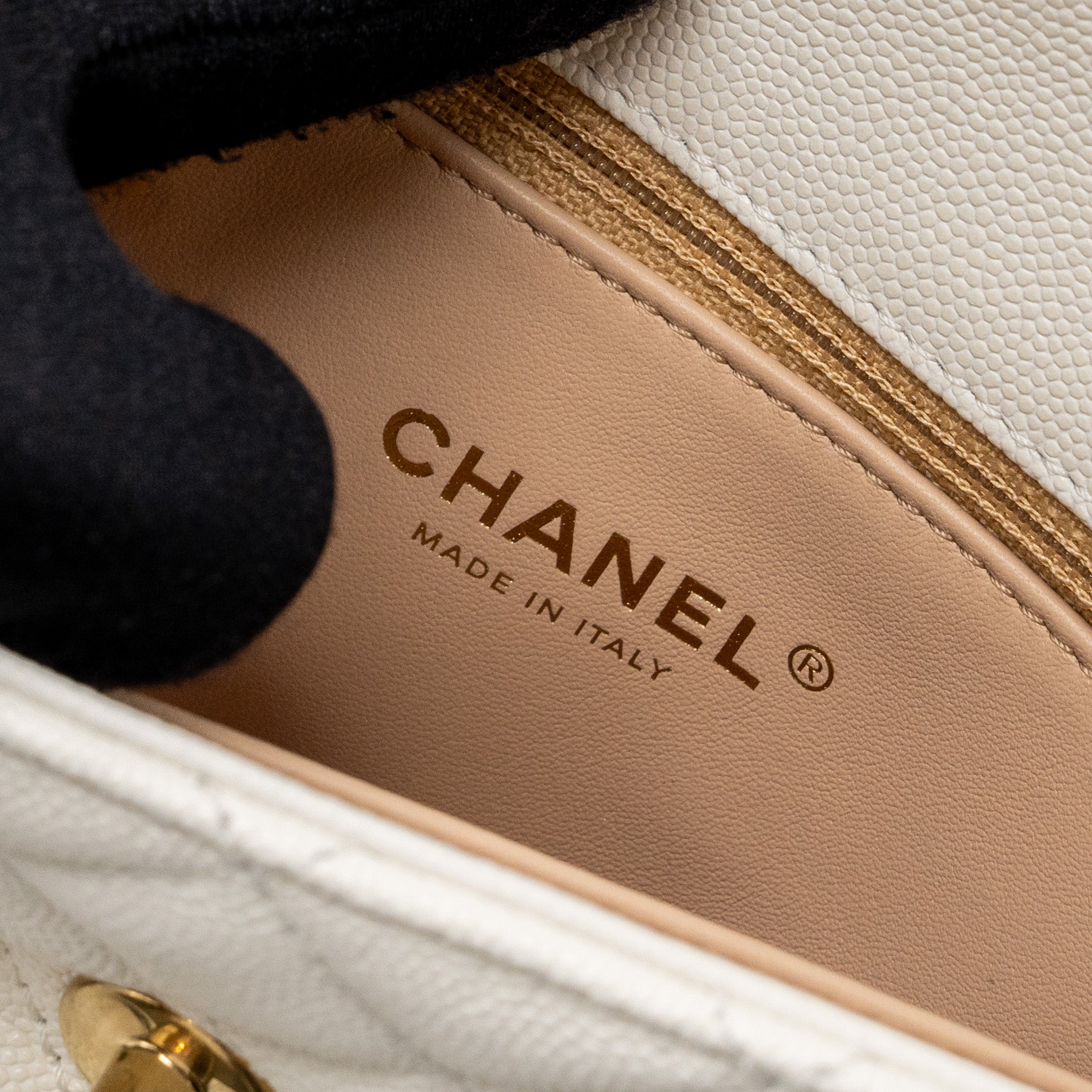 chanel-23p-detailed-top-handle-coco-handle-caviar-white-ghw-microchip