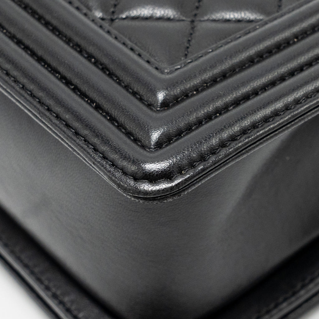chanel-medium-boy-bag-lambskin-black-ruthenium-shw-2