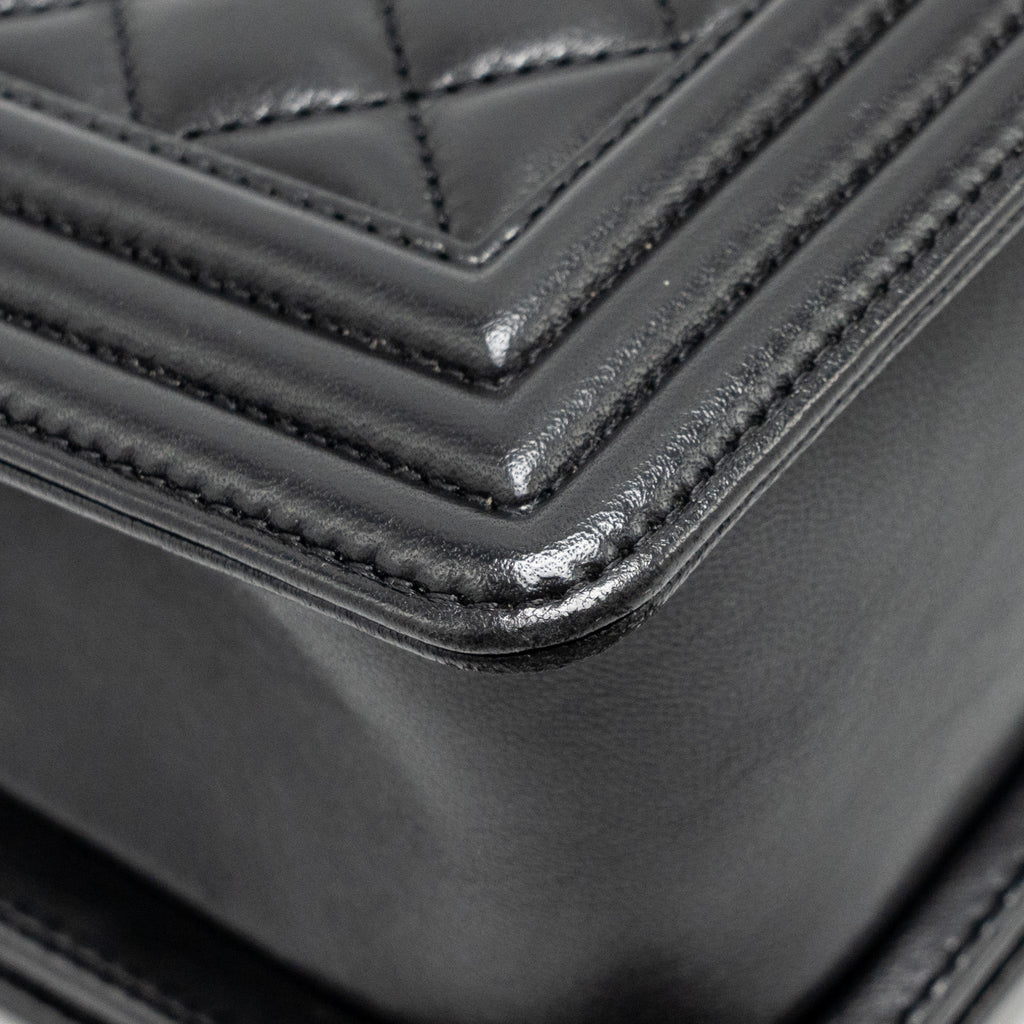 chanel-medium-boy-bag-lambskin-black-ruthenium-shw-2