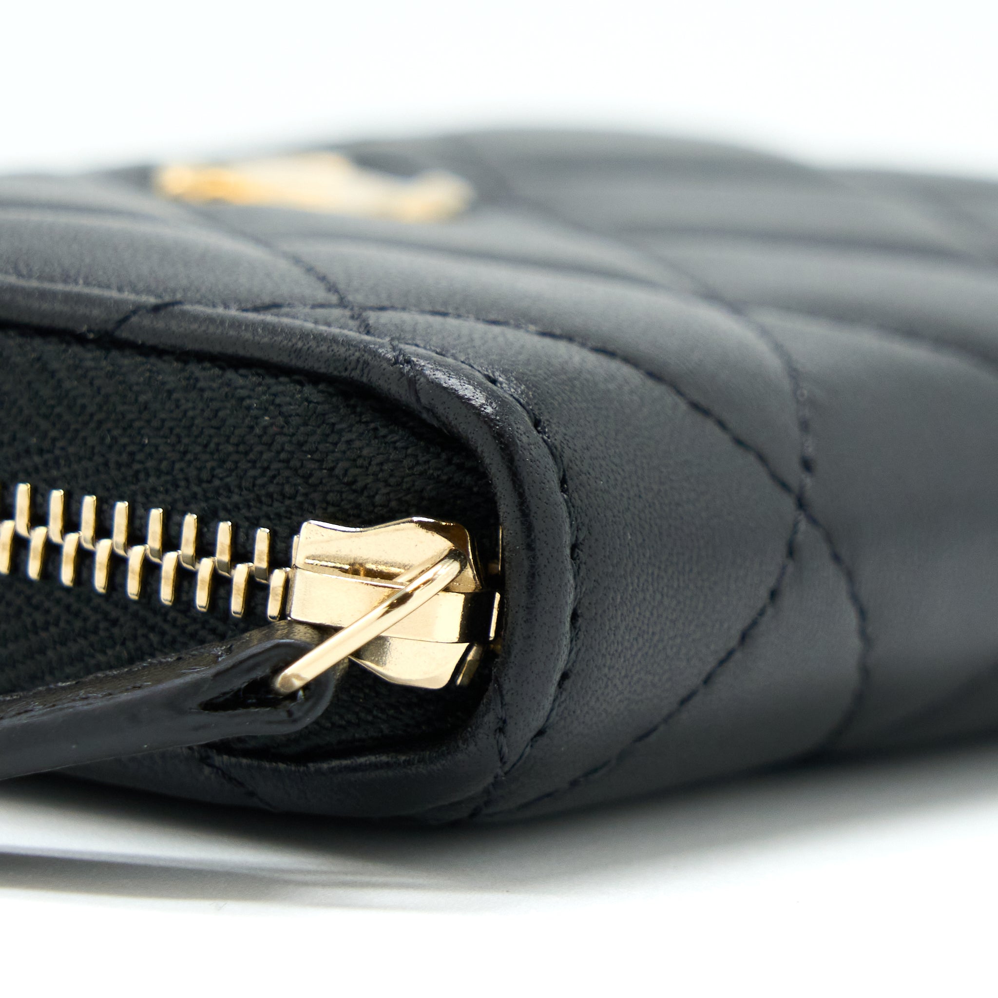 chanel-22c-pearl-crush-card-holder-with-chain-black-ghw