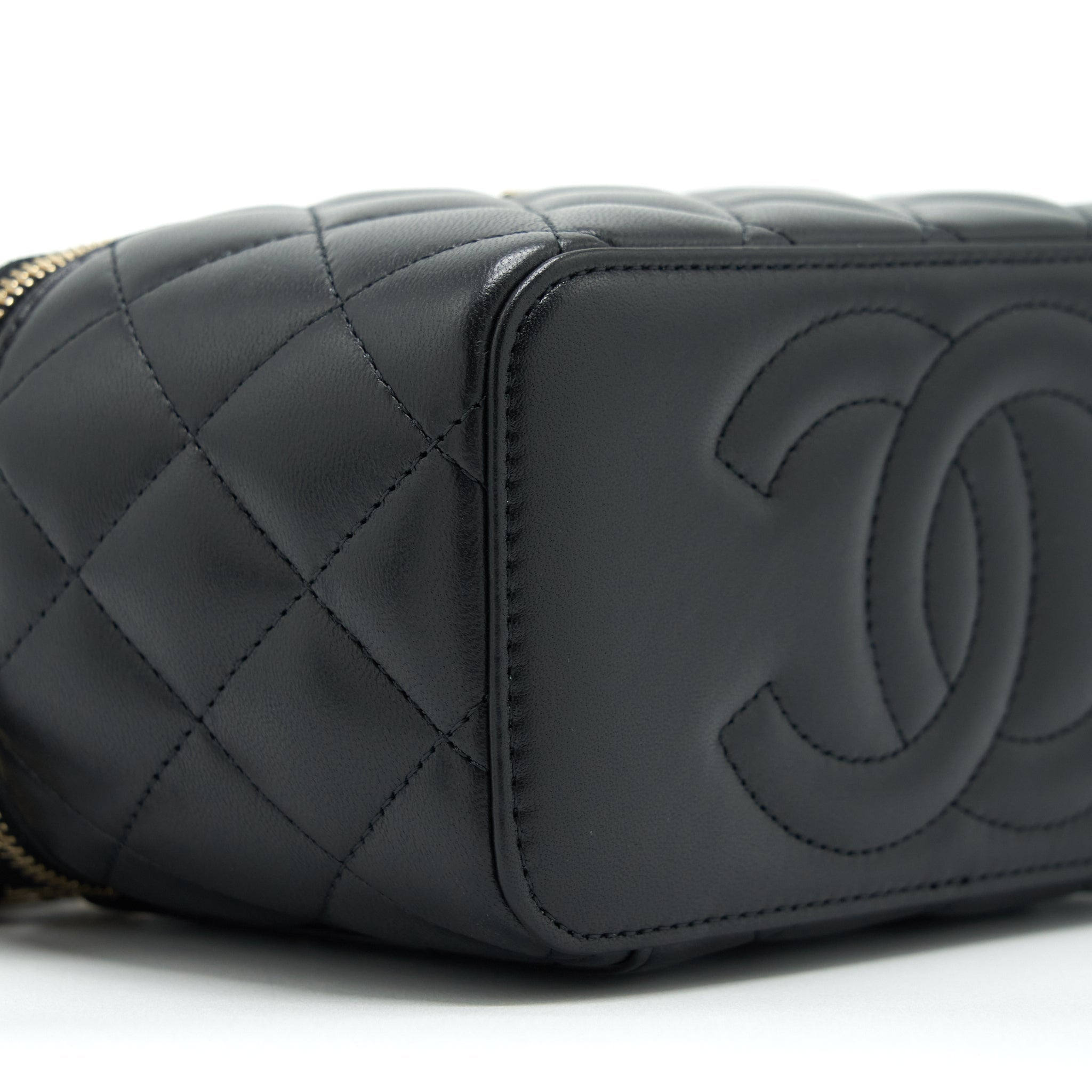 copy-of-chanel-22a-mini-handle-long-vanity-with-chain-lambskin-black-lghw-new-hologram-sticker
