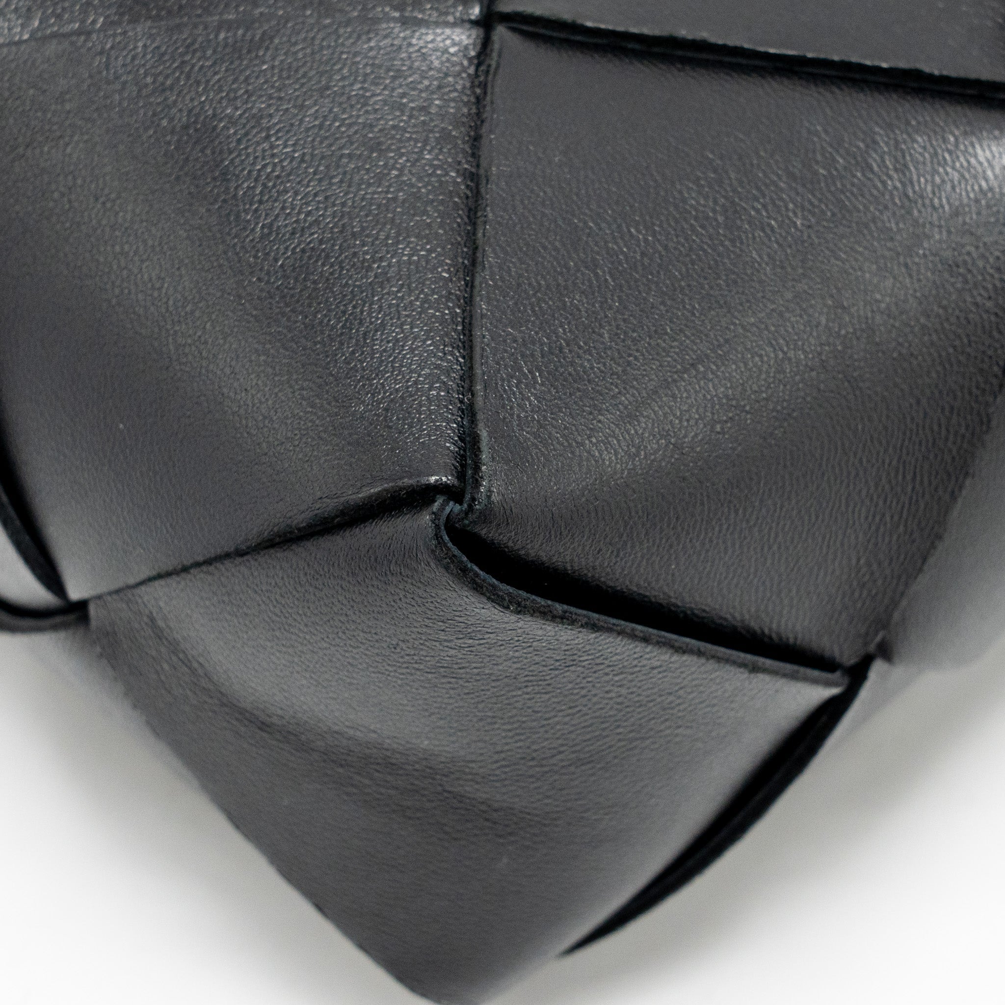 bottega-veneta-cassette-camera-bag-smooth-intreccio-leather-black-ghw
