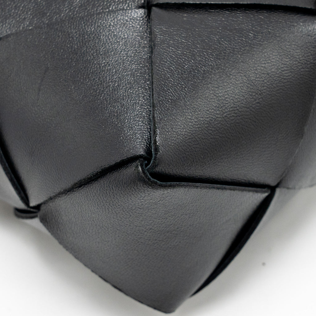 bottega-veneta-cassette-camera-bag-smooth-intreccio-leather-black-ghw
