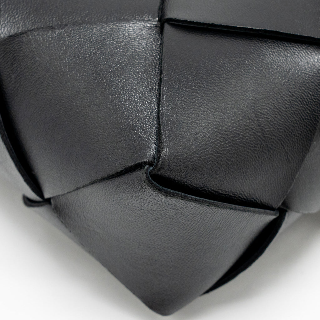 bottega-veneta-cassette-camera-bag-smooth-intreccio-leather-black-ghw