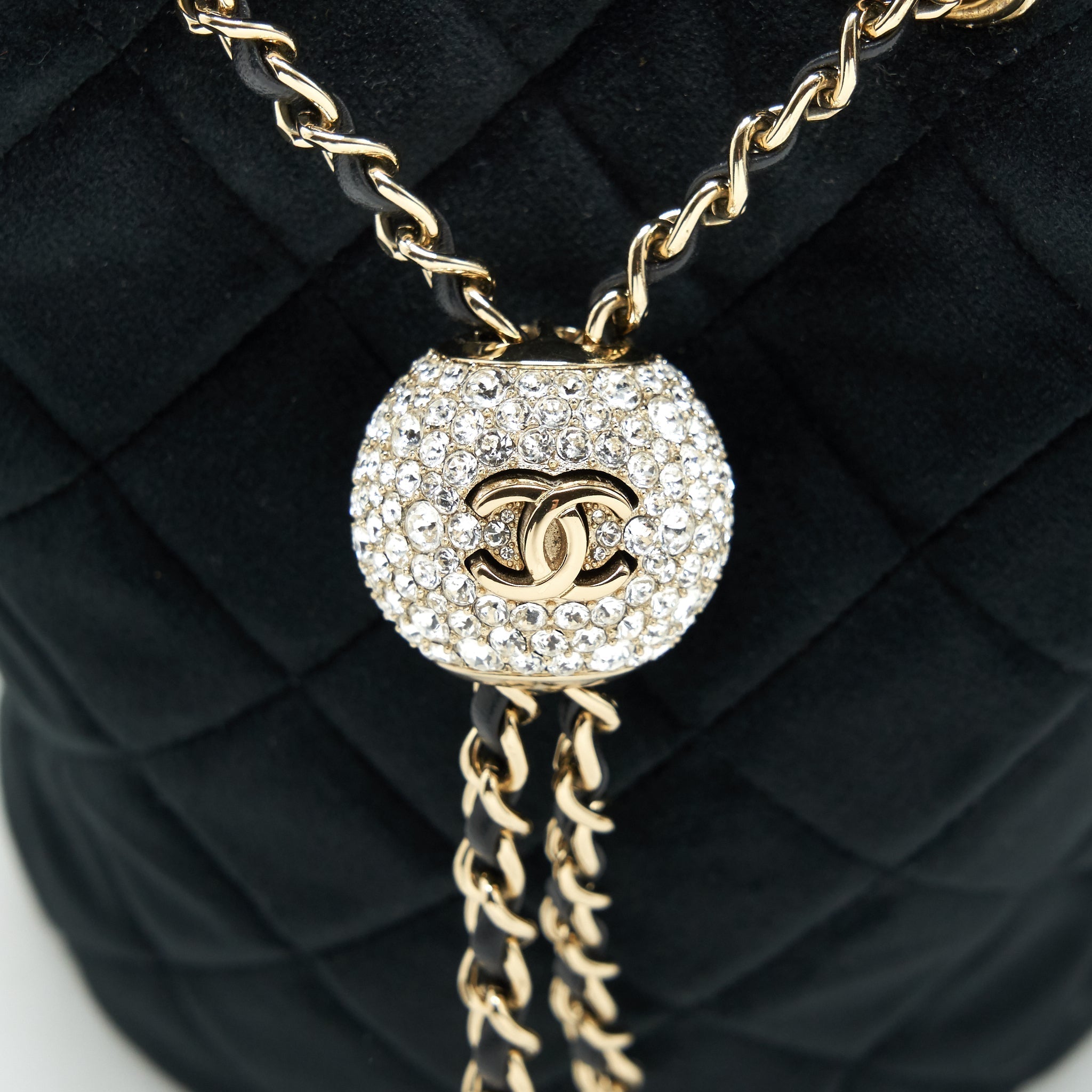 chanel-pearl-crush-on-chain-mini-bucket-with-velvet-black